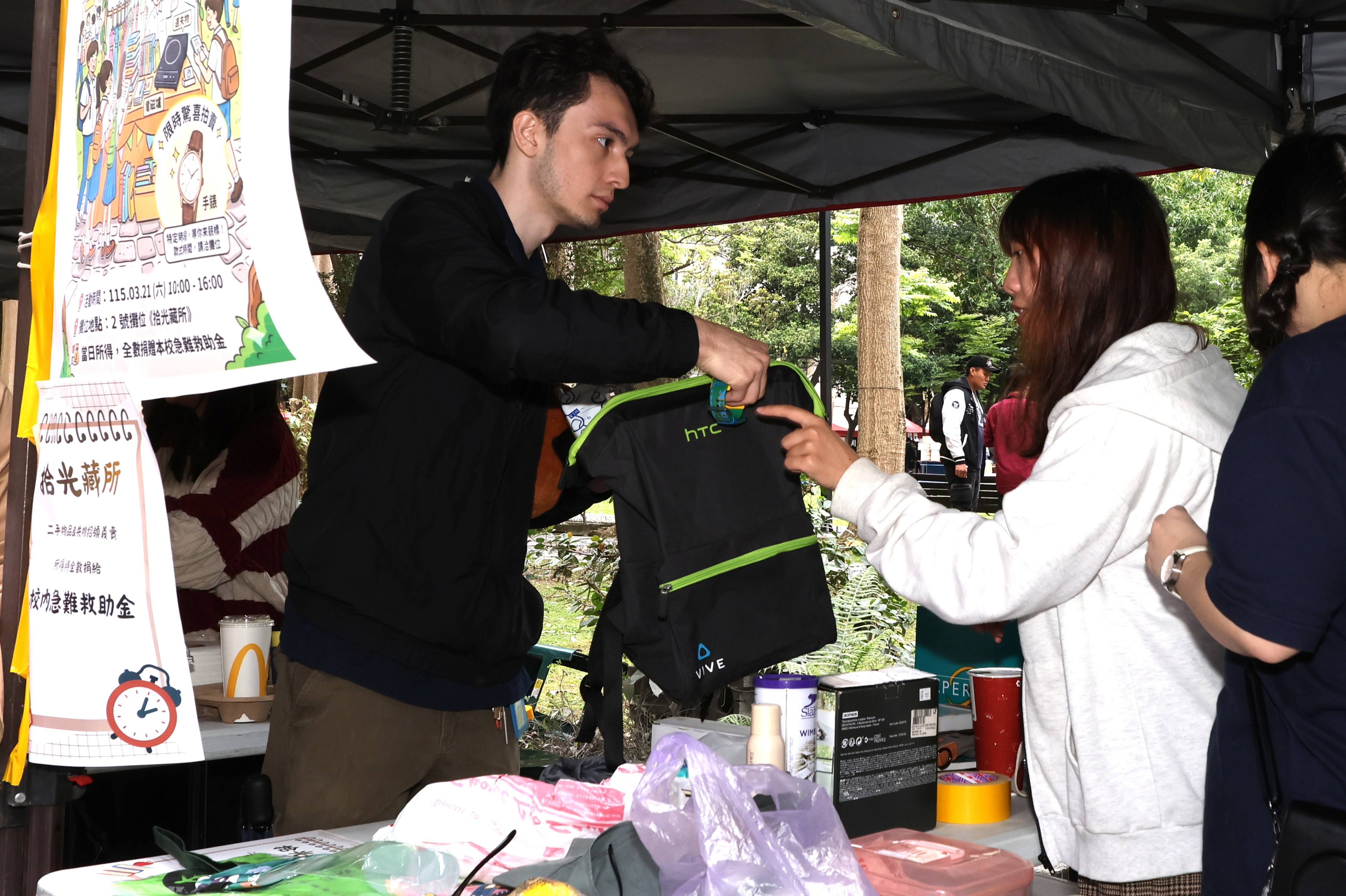 二手義賣攤位「拾光藏所」，販售校內無人認領的遺失物及募集的二手物品，所得將全數捐作校園急難救助金。