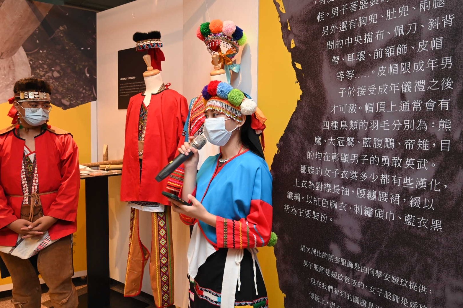 鄒族的臺科大營建系安媛玟同學在介紹傳統服飾時表示,她藉由這次活動,也更瞭解了自己的鄒族文化。