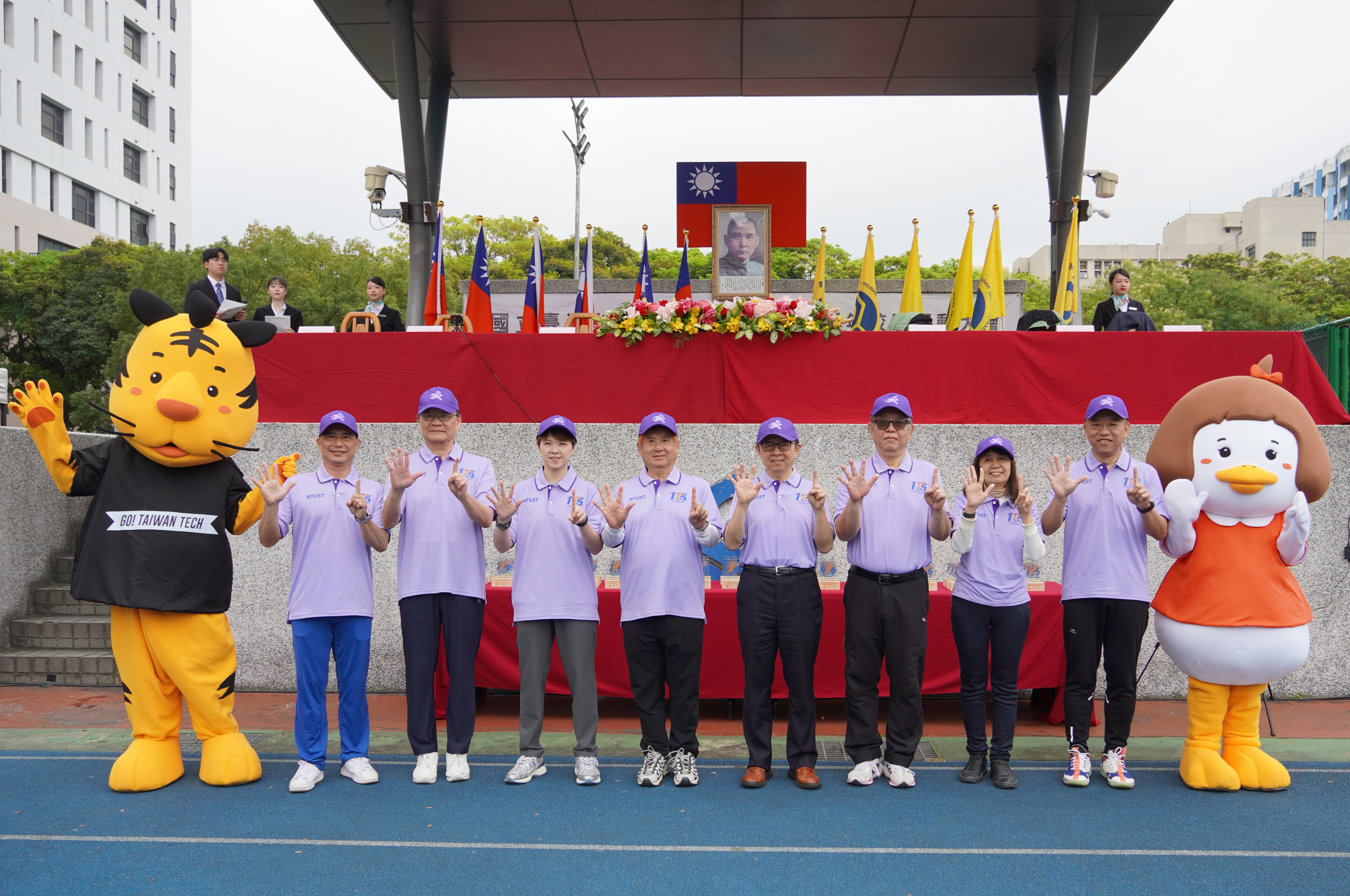 臺科大今(21)日迎來創校51週年，校慶運動會開幕典禮特別邀請奧運桌球名將陳思羽擔任嘉賓。左起：臺科大體育室主任簡桂彬、副校長陳俊良、台灣桌球運動員陳思羽、臺科大校友總會理事長吳堉文、校長顏家鈺、副校長蘇順豐、學務長王惠君、主任秘書郭俞麟。