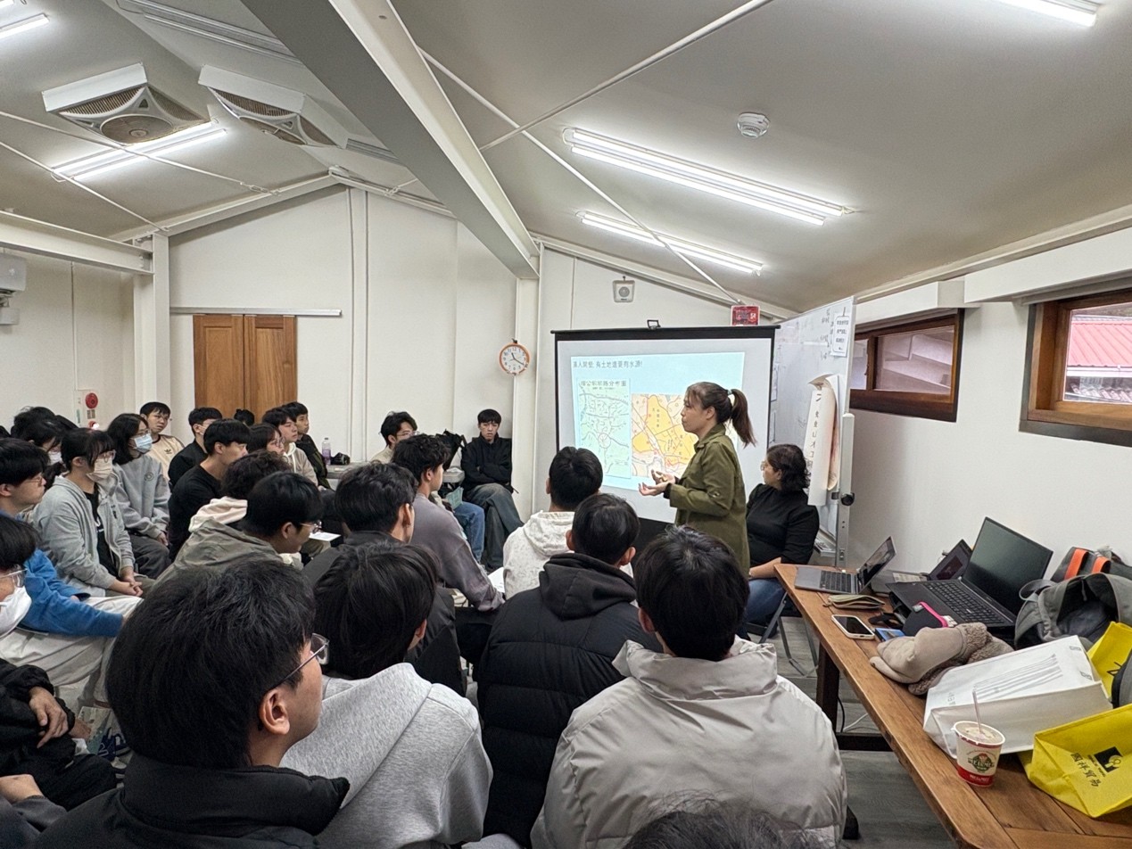 臺科大學生透過蟾蜍山場域進行通識課程學習,從地方文化與生活脈絡深化課堂所學。(照片由臺科大通識教育中心提供)