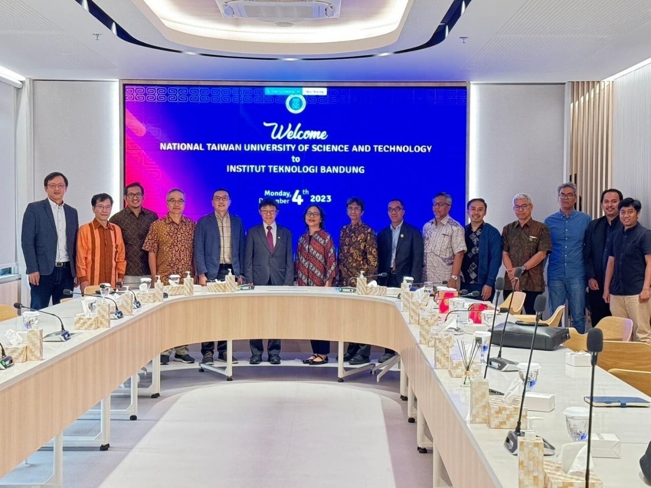 臺科大赴印尼交流團與印尼萬隆理工學院校長(左七)、副校長、各院院長合影。