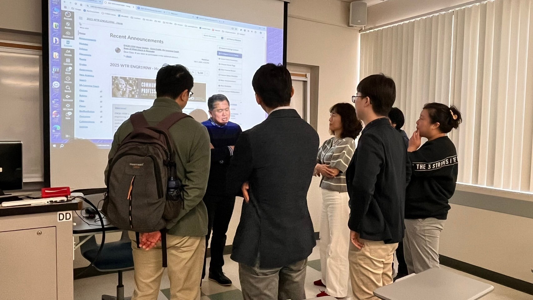 參訓成員與工程寫作課程授課教師Patrick Hong討論如何透過教學設計引導學生批判性思考。