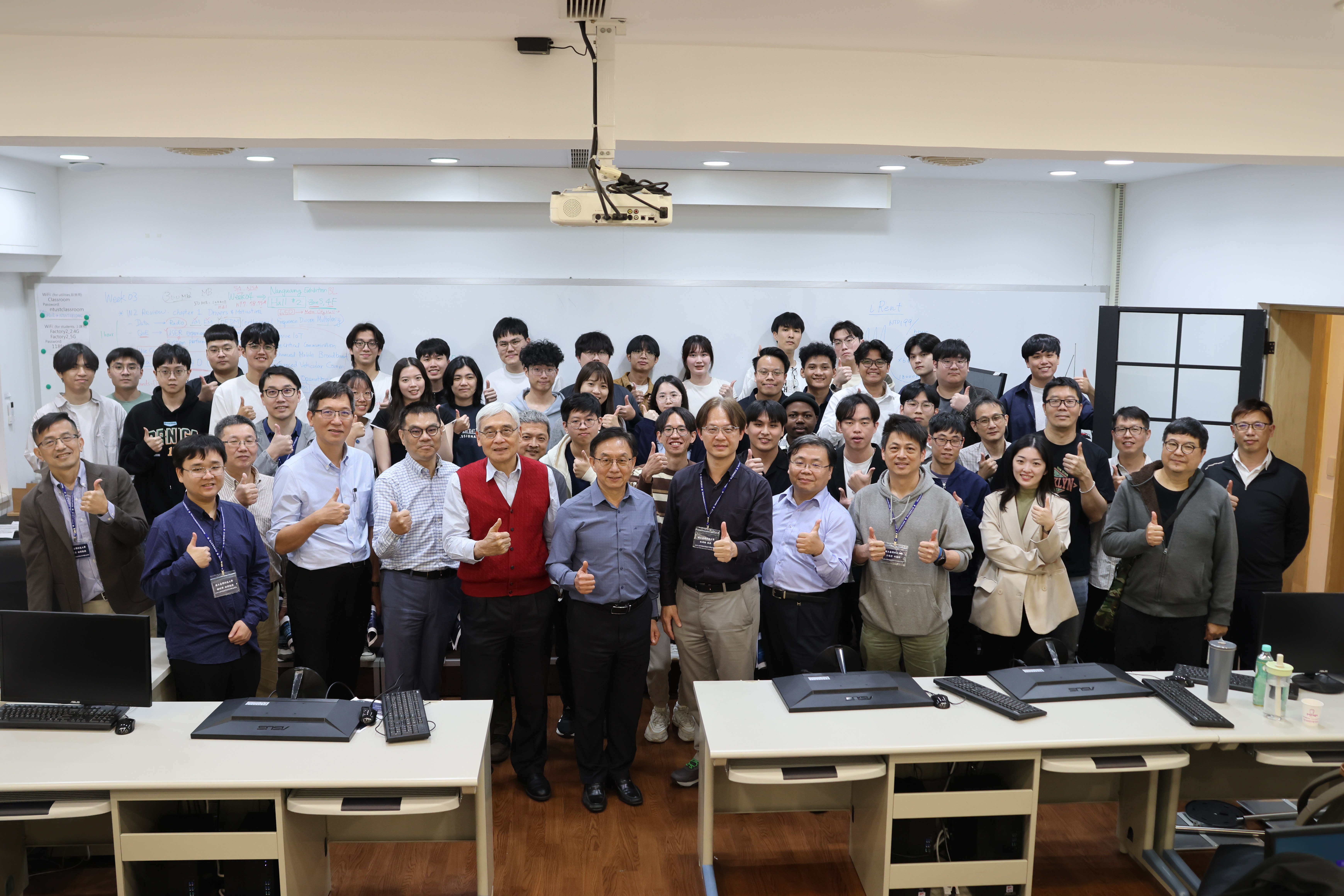 臺科大與研揚科技舉辦「產學合作研發成果展」公司主管與學校師生全體合照。