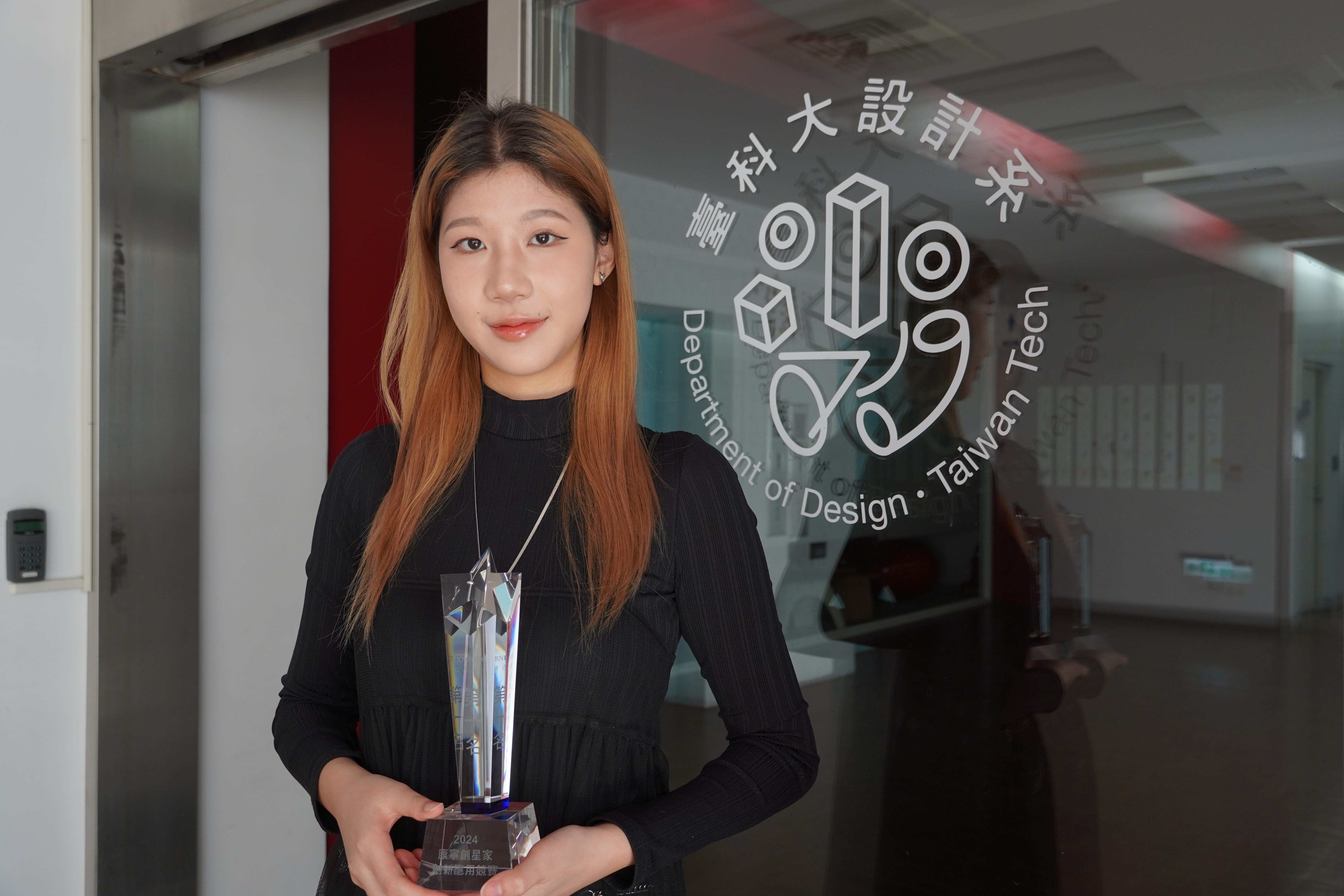 臺科大設計系碩一學生黃湘庭以電子墨水技術設計電子地墊,取代傳統PVC地墊,獲得2024年12月的康寧創星家首獎。