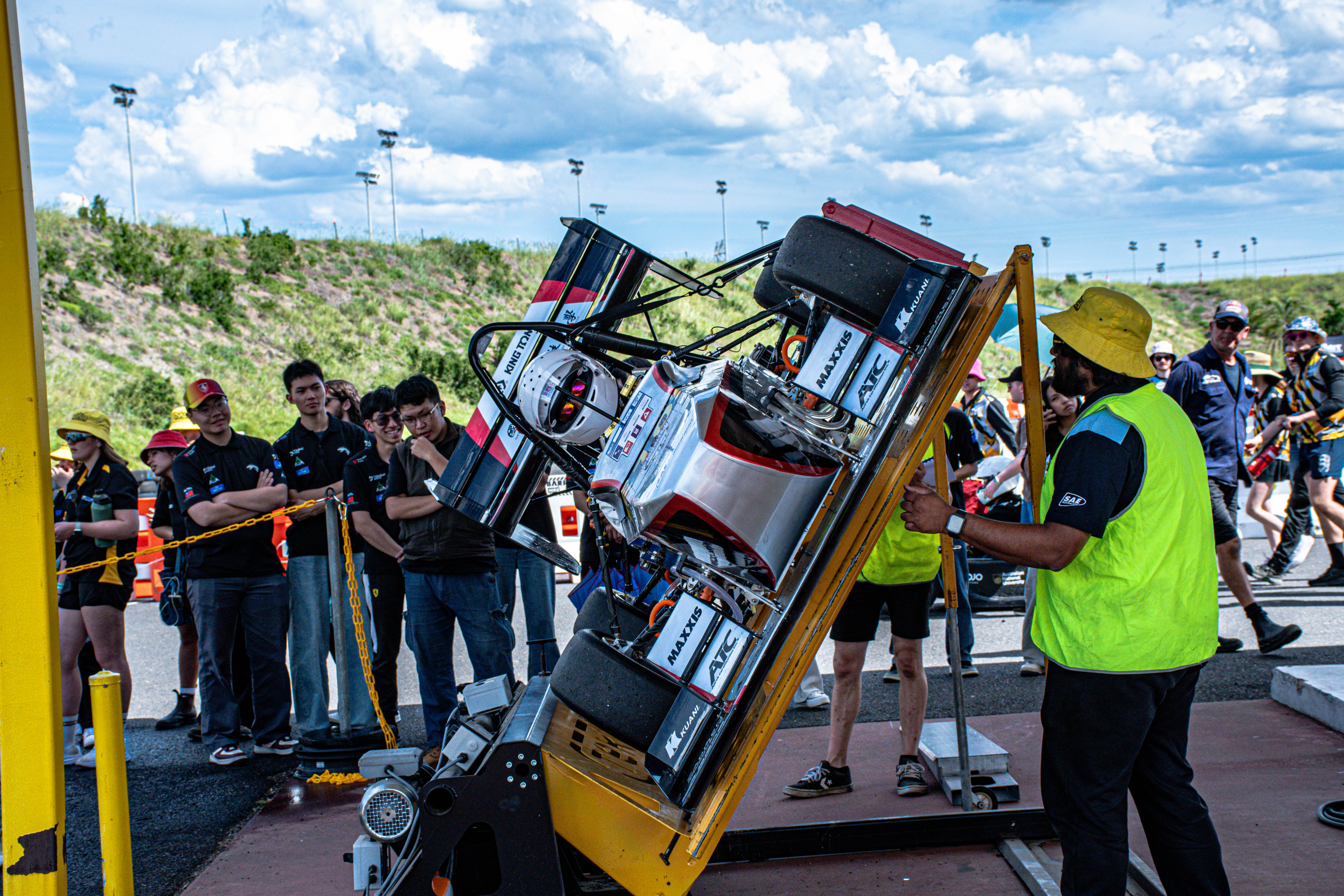 車隊進行技術檢驗：傾斜測試（Tilt Test）