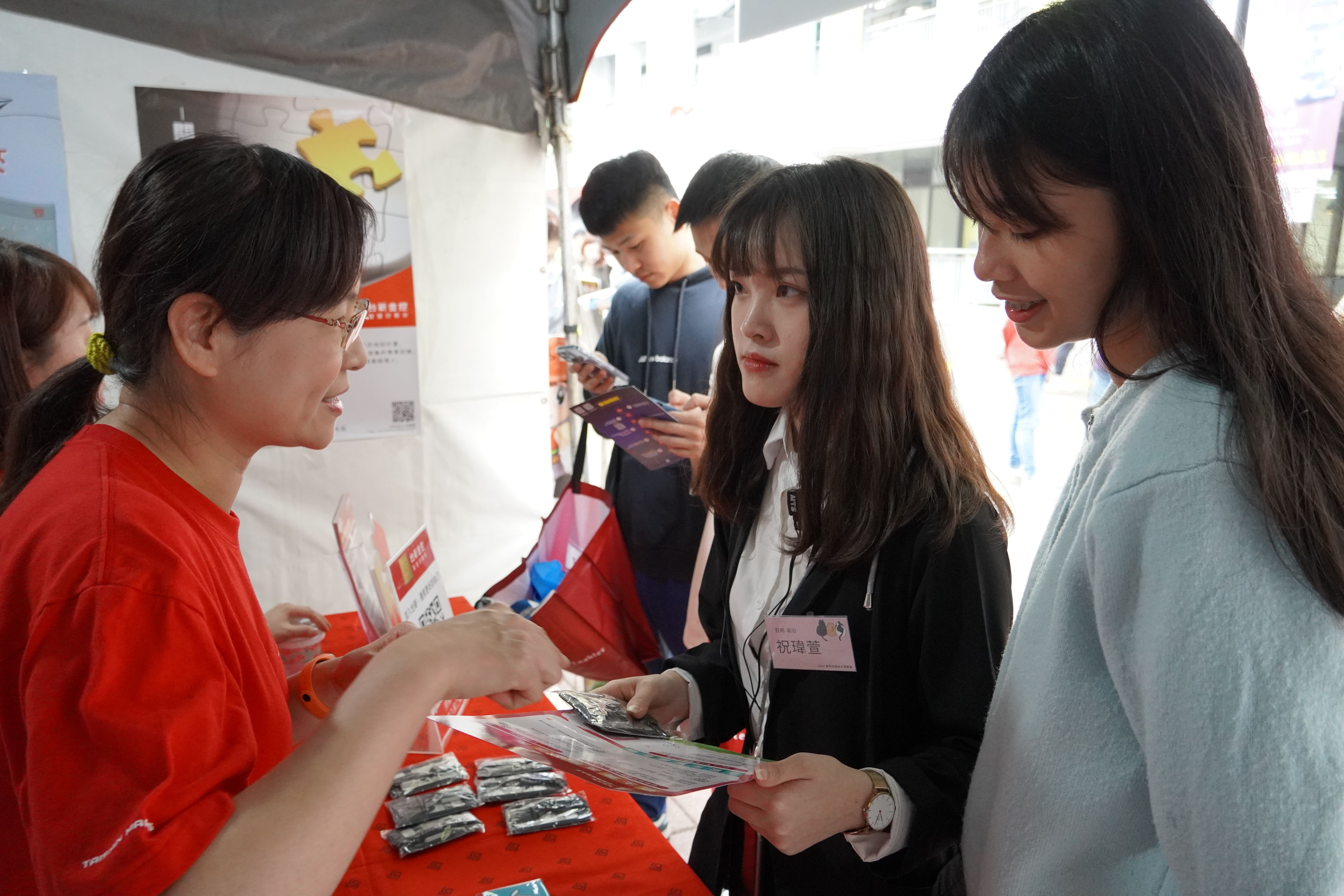 Wei-Xuan Zhu (second from right), a junior in the Department of Business Administration at Taiwan Tech, is double majoring in finance and plans to intern in a bank.