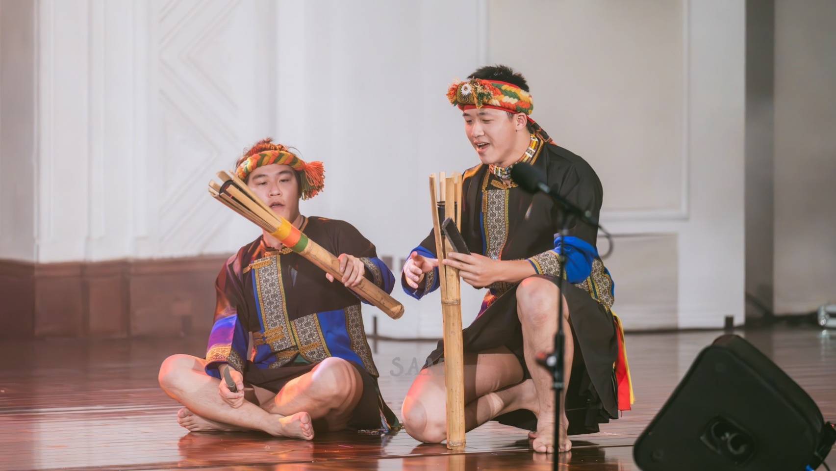 臺科大原住民學生表演〈lra lro wa lro me zane〉(迎接收穫祭),呈現達魯瑪克部落男性準備小米收穫祭的情景。攝影/許柏原