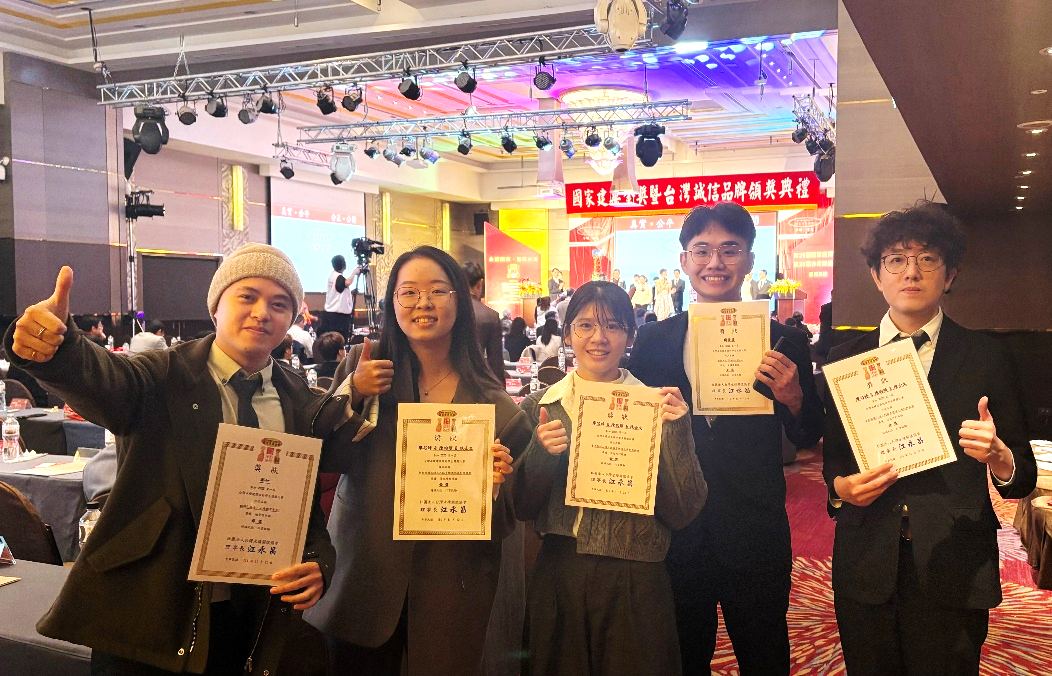 關山基地閒置空間改建提案榮獲2025年台灣永續建築設計學生競圖比賽「永續的活化與再利用類」金獎,展現USR教學結合地方議題與國際觀點的具體成果及影響力。