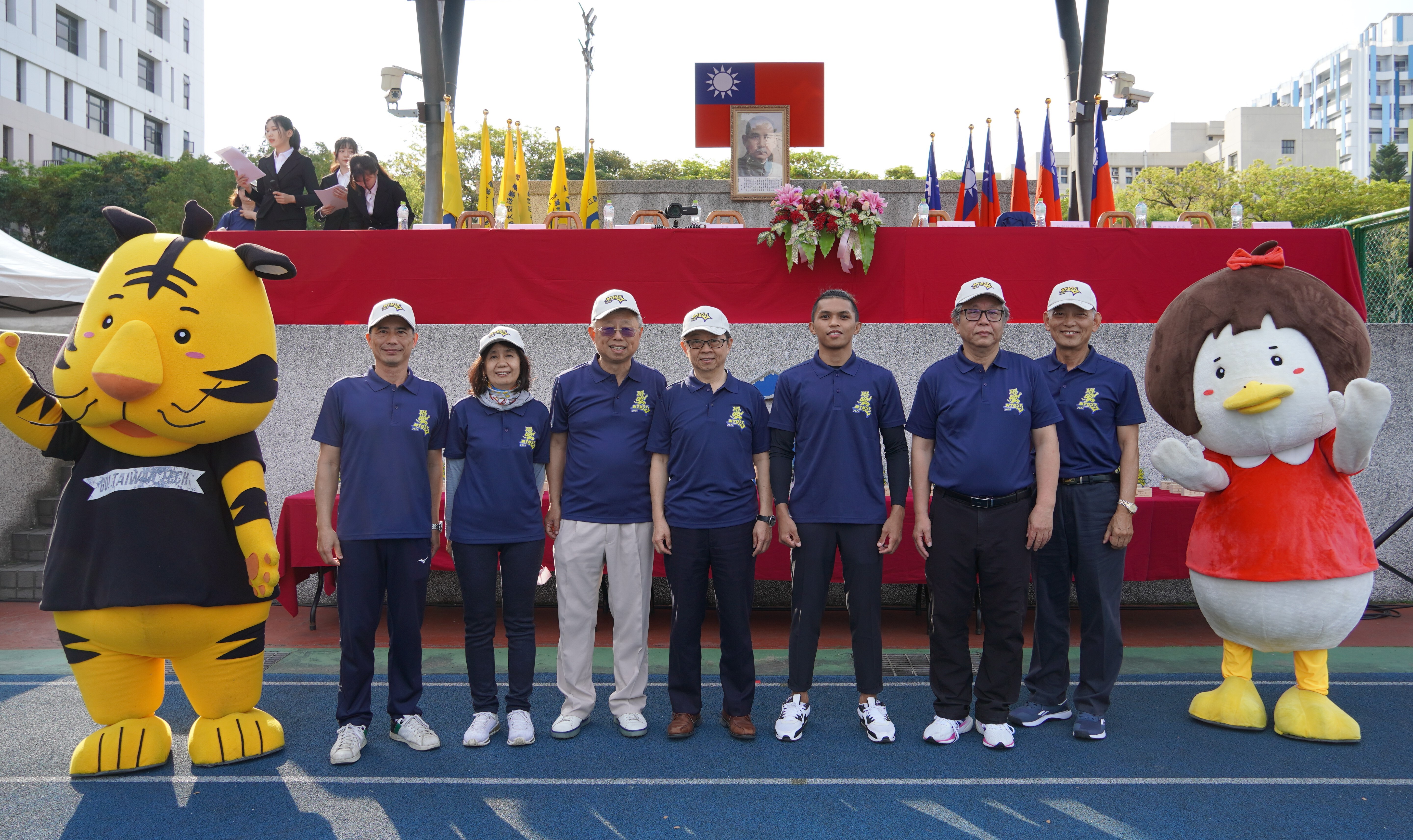 Taiwan Tech’s President Jia-Yush Yen (fourth from the right) along with senior executives, Taiwan Tech's mascot Tiger Duck, and guest Zhu-En Lai (third from the right) take a group photo.