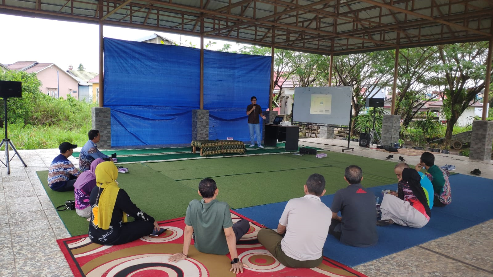The PT Daun Pintar Raya team is providing technical education to local farmers in Nusantara.