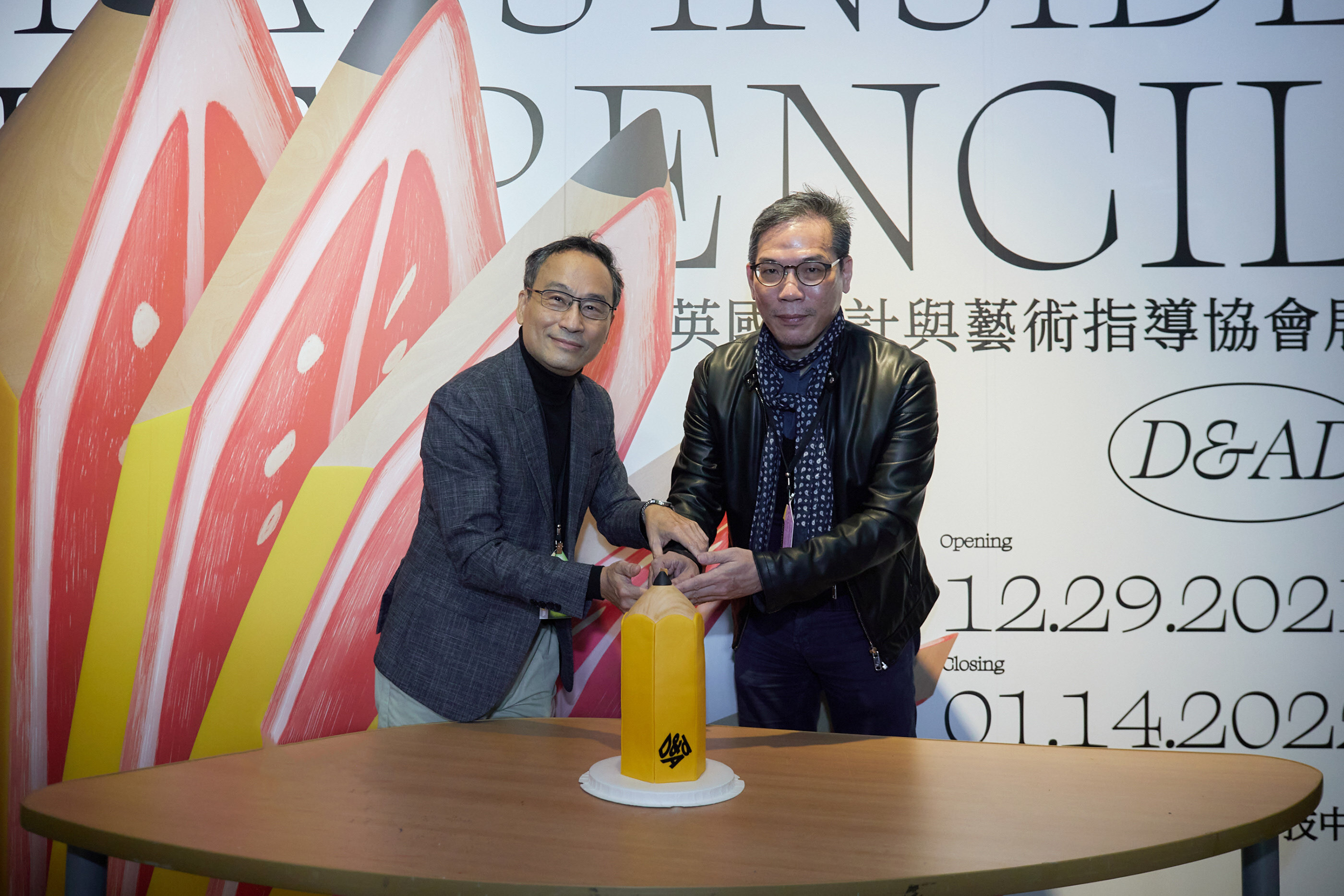 開幕式中，臺科大設計系副教授李根在（右）和臺灣建築科技中心執行長江維華（左）一起切開象徵D&AD的鉛筆，揭開國際級大獎的面紗。