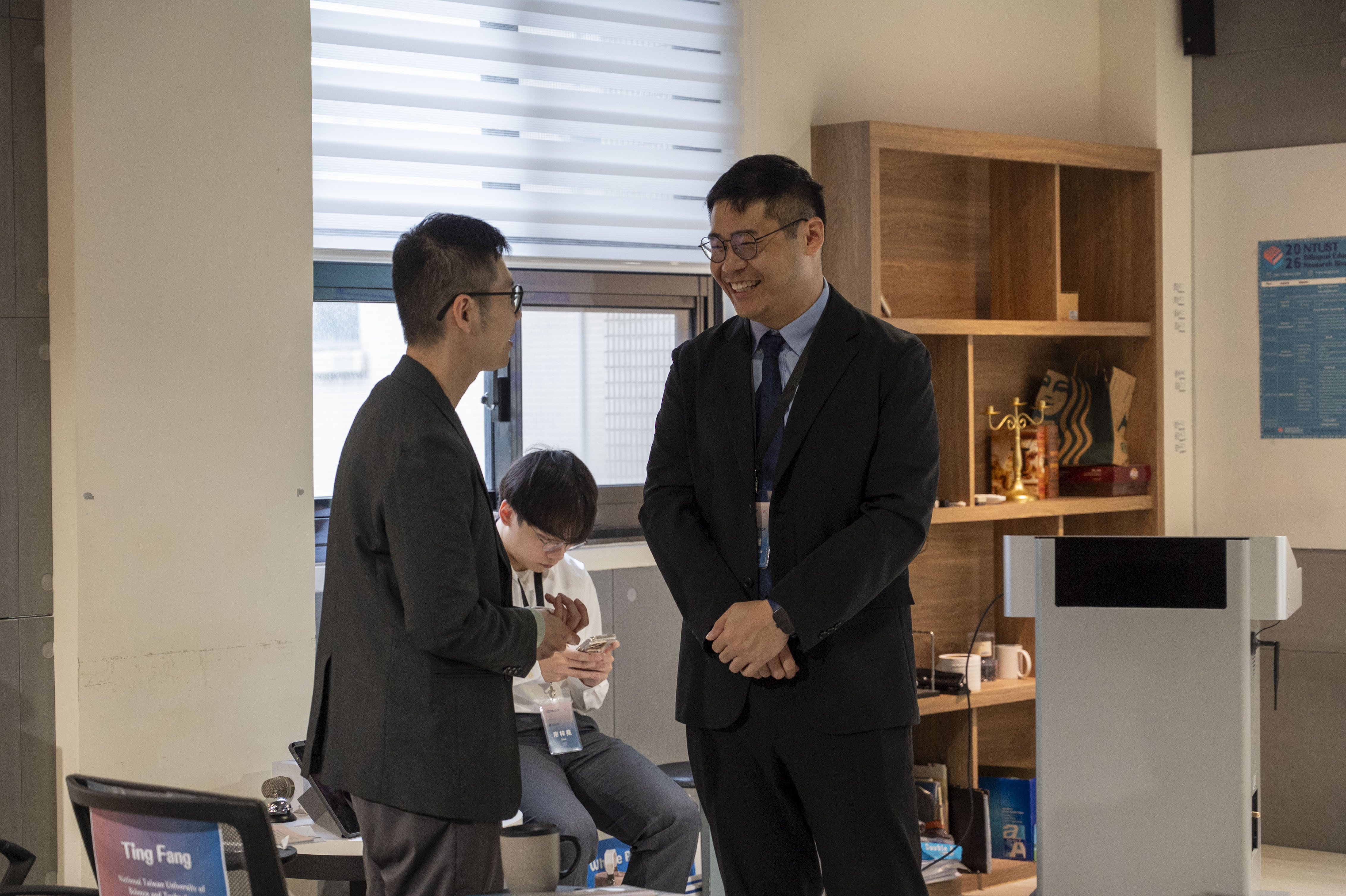 語言中心助理教授方挺(左)與臺師大教務處共同教育委員會外文組講師賴國維(右)於會中交流雙語教育研究與教學經驗。