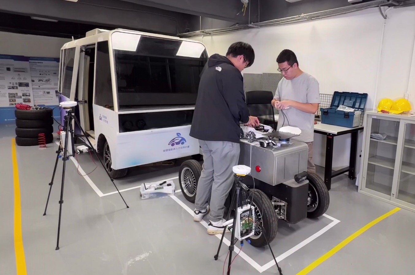 智慧狀態監診實驗室以小型電動巴士為測試載台,結合轉動設備狀態監診工業物聯網系統與高精度慣性與姿態量測擷取系統,進行電動車故障診斷研究。透過於故障初期即偵測異常,可在事故發生前採取預防措施,降低人員受傷與財務損失風險。