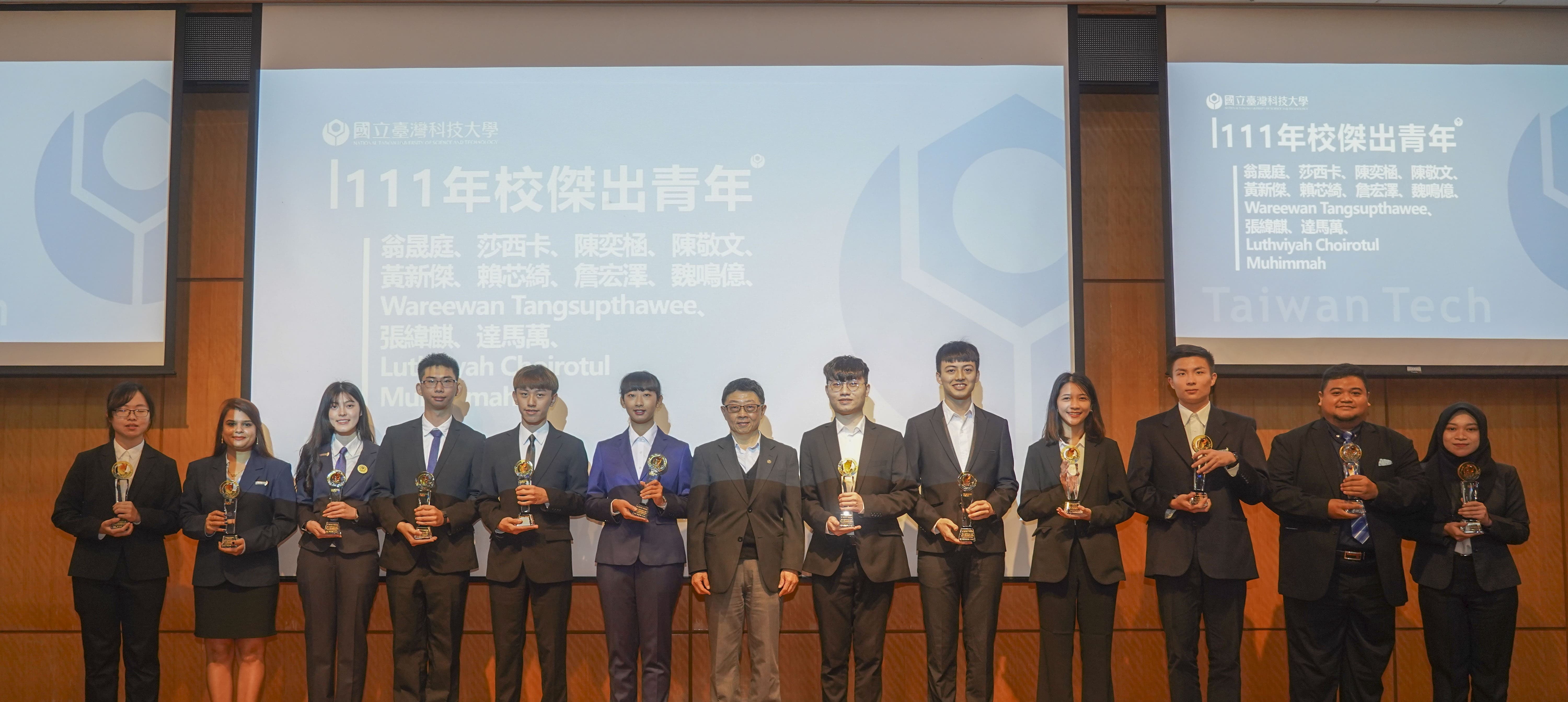 臺科大112年校園傑出青年中,共有6位女性傑青:科管所碩士班Wareewan Tangsupthawee(右四)、應科所博士班候選人Luthviyah Choirotul Muhimmah(右一)、機械所博士班候選人 Shikha Sakalley(左二)、電機系三年級賴芯綺(左六)、材料所碩士班翁晟庭(左一)以及機械所碩士班陳奕㮀(左三)。中為臺科大校長顏家鈺。