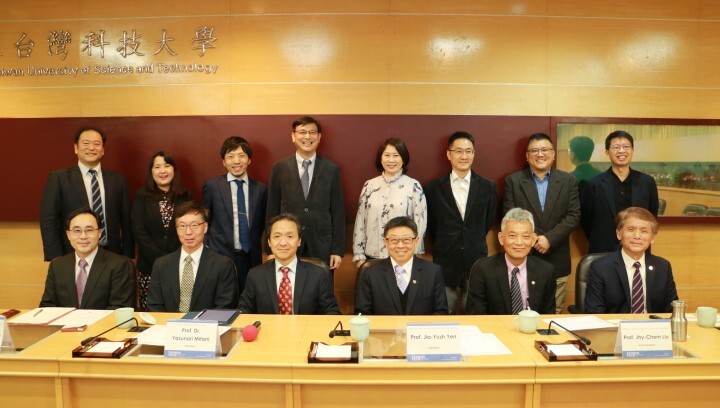 112年3月27日日本九州工業大學校長三谷康範（前排左三）率團回訪臺科大，與臺科大校長顏家鈺（前排左四）和行政團隊就新創和育成議題進行合作討論。