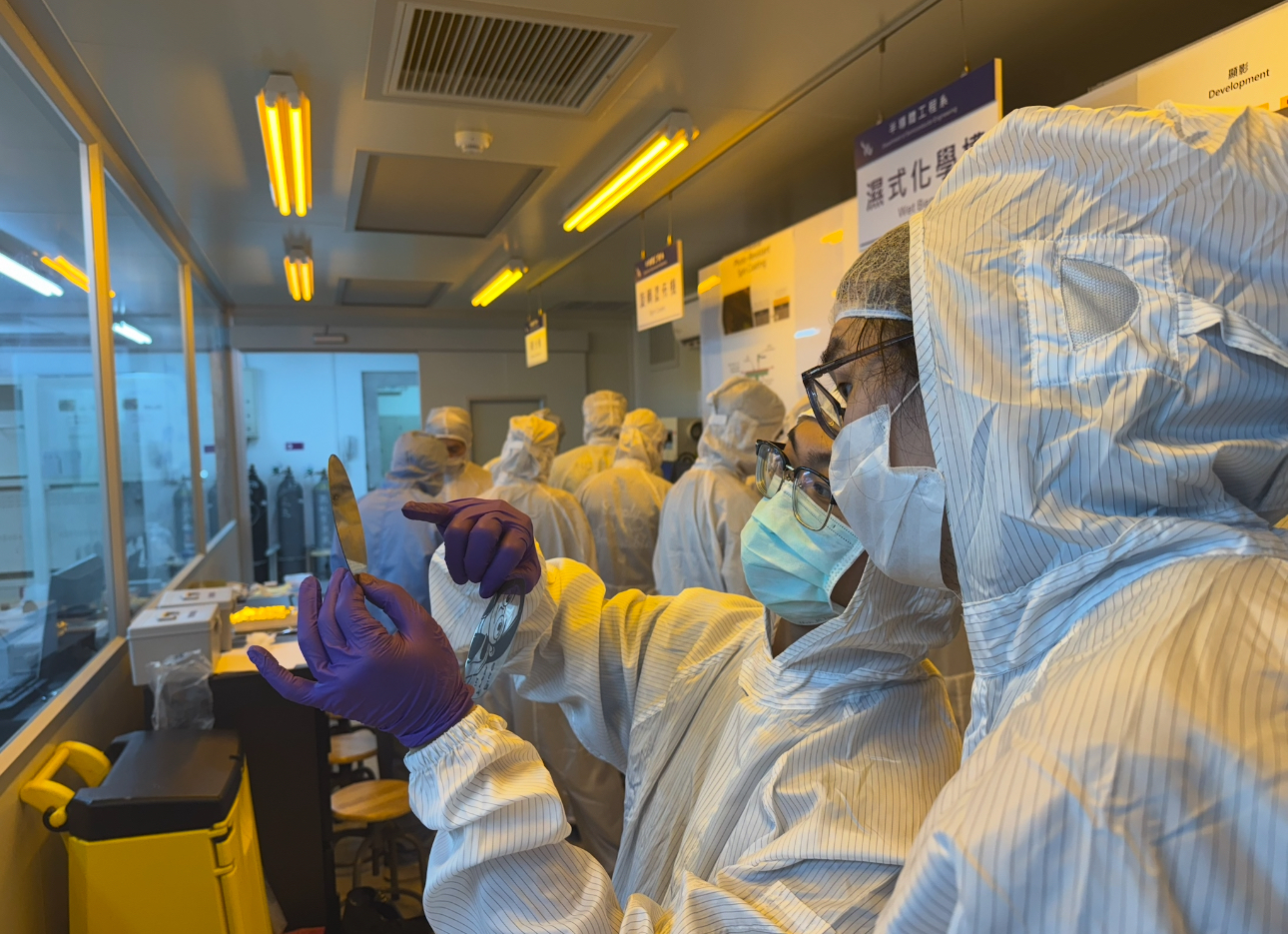 半導體元件製程中心人員帶領學員觀測經過曝光顯影後之晶圓形貌。