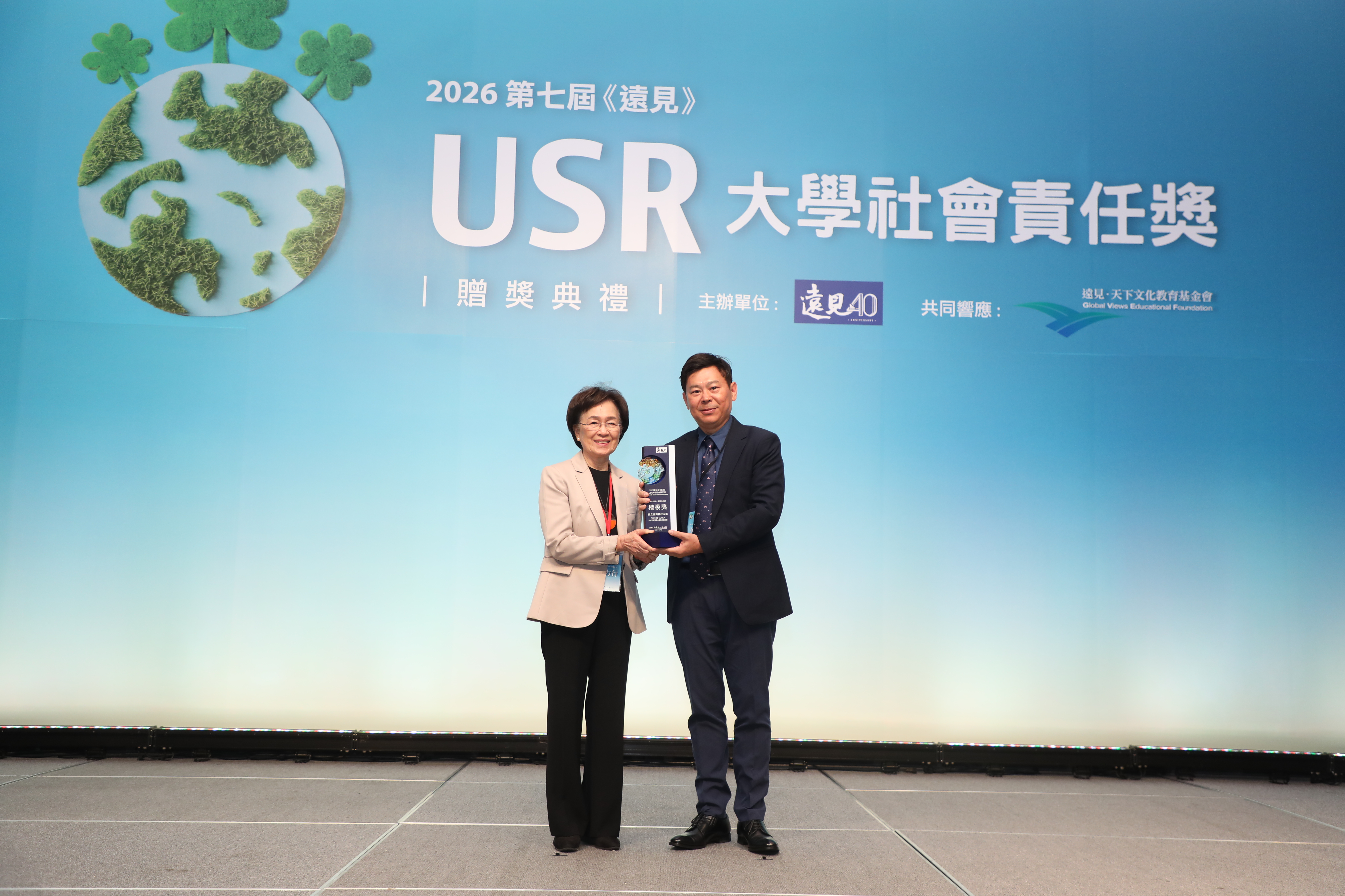 臺科大營建系何嘉浚副教授(右)團隊以「水淨、茶香、人共好：跨域守護翡翠水庫的永續藍圖」榮獲「產業共創組」楷模獎。