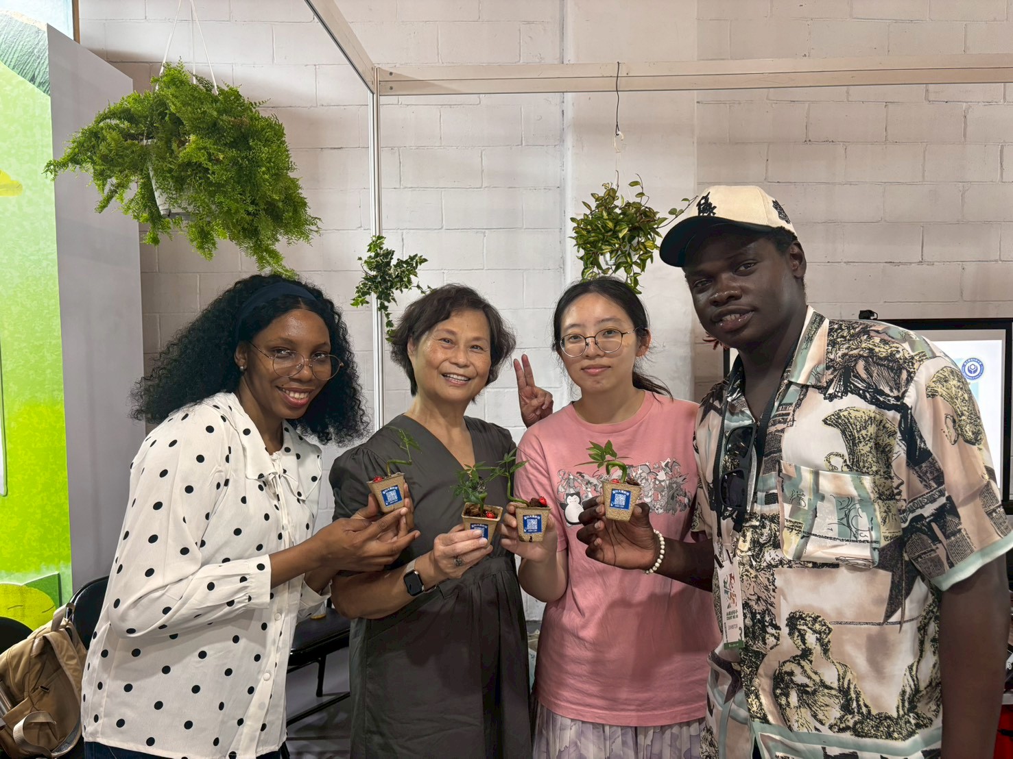本次展覽的導覽人員全由國際生與樂齡班學生組成。