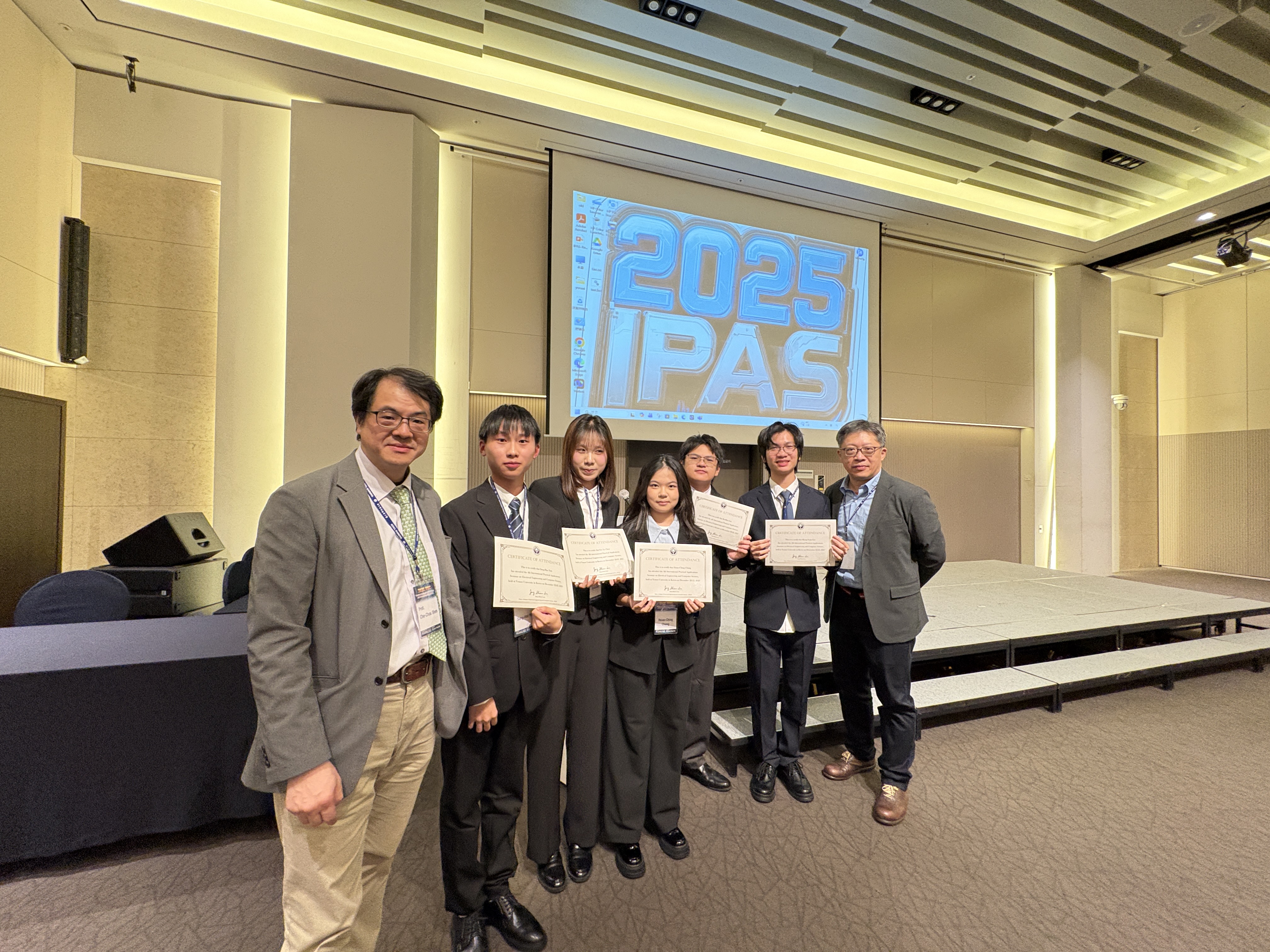 臺科大資通科技學士學位學程大一學生參加會議合影