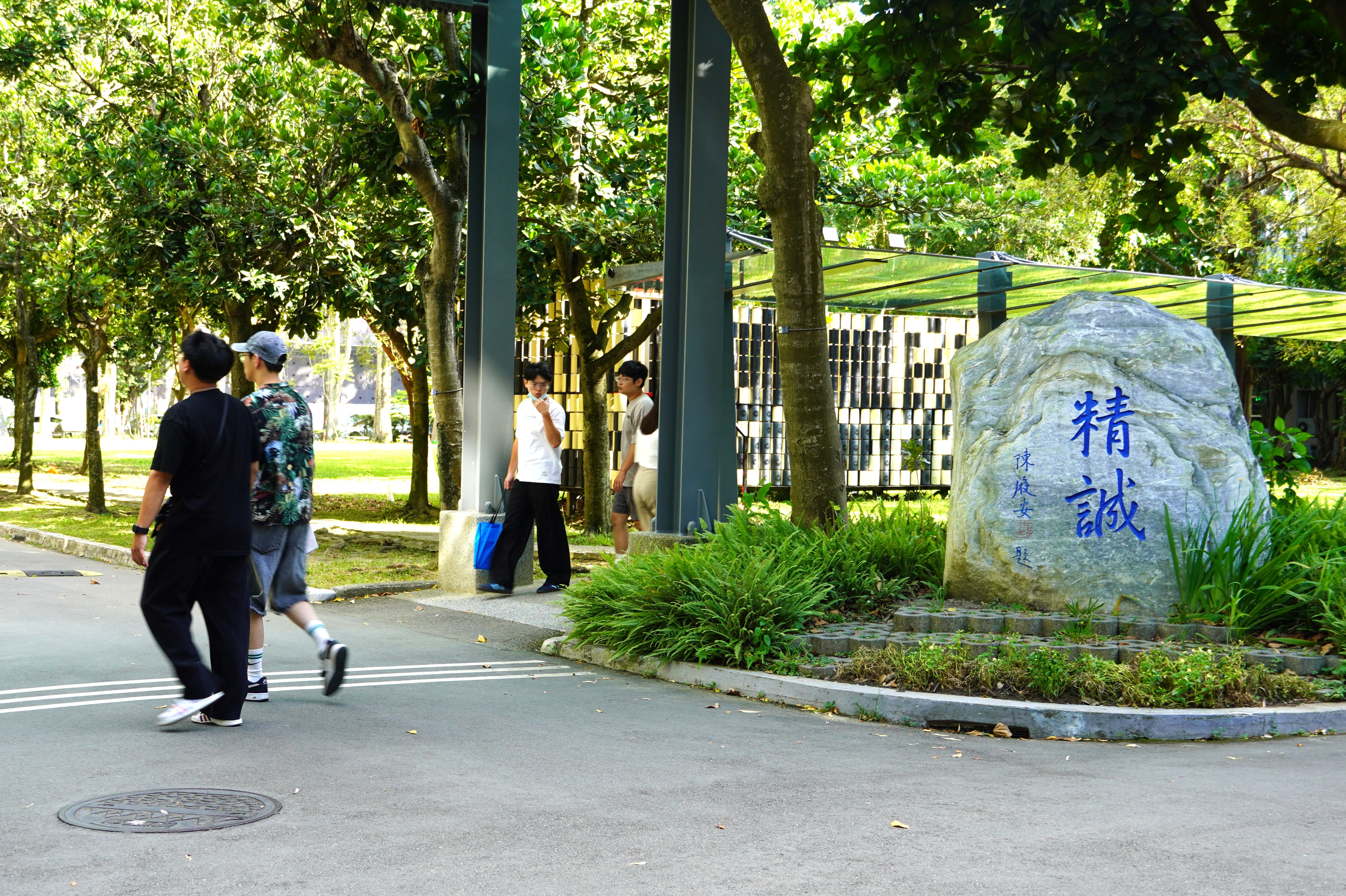 校長顏家鈺以校訓「精誠」勉勵新生,精於做事、誠於待人。
