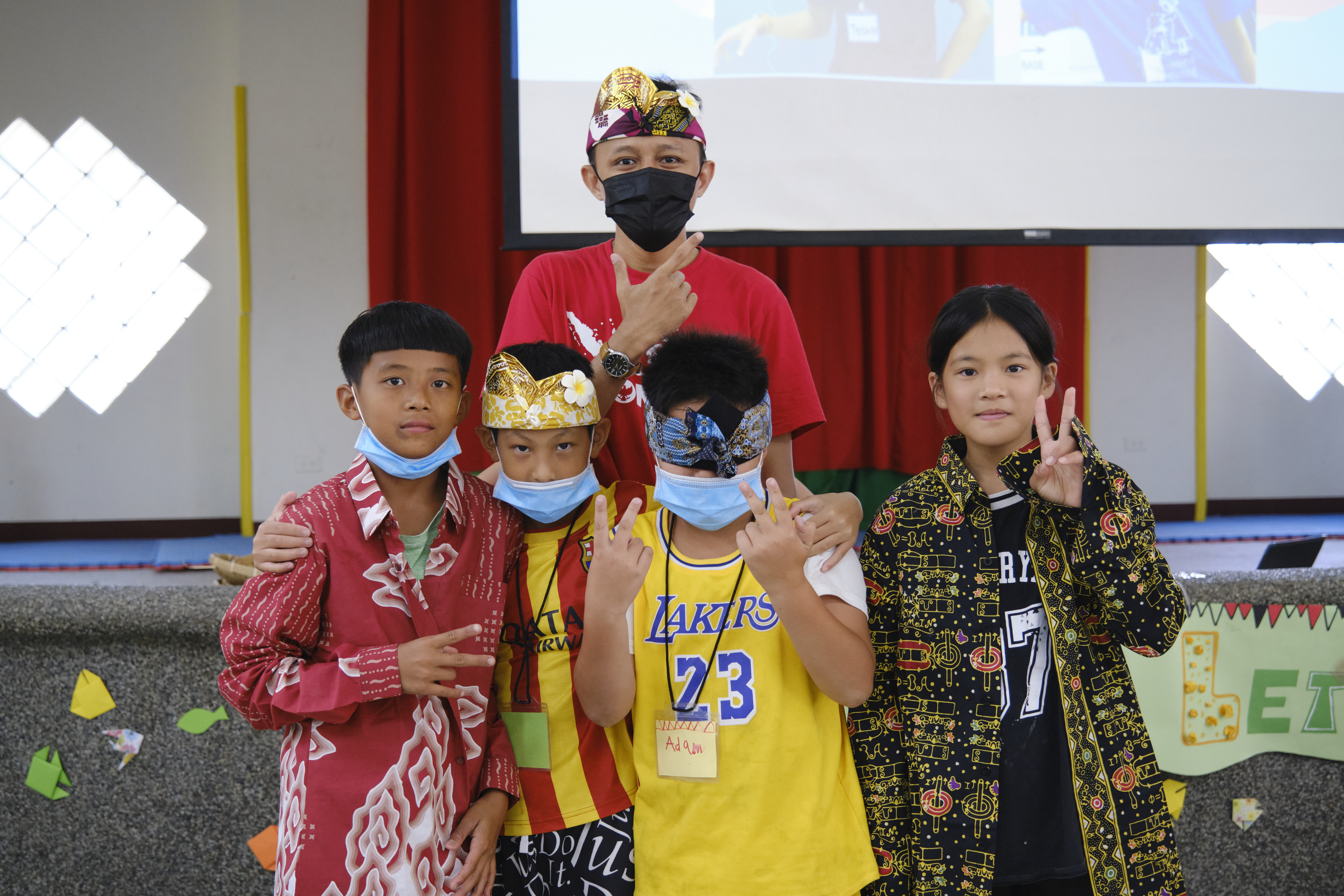 大學生與小朋友熱情地文化交流
