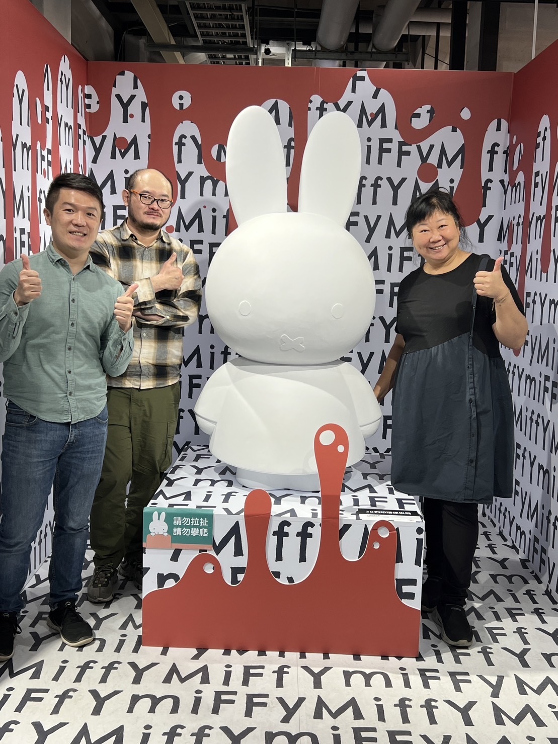 臺科大陳俊名教授(左一)、謝志華教授(左二)及62icorn(我適文創)創辦人陳虹年(右一)與列印中心製作的公仔合照