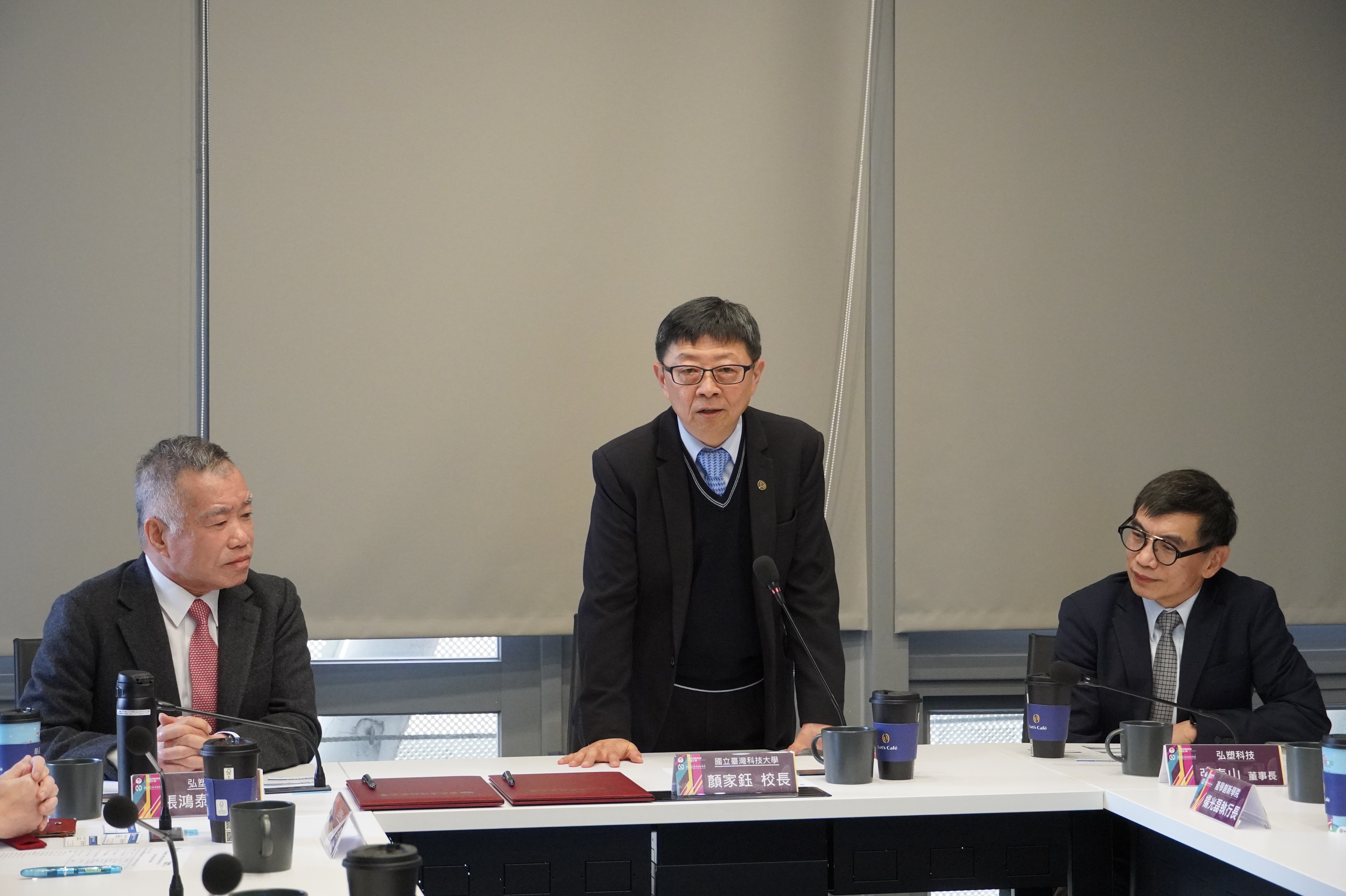 臺科大校長顏家鈺(中)表示，臺科大始終重視與產業夥伴的實質合作，透過多元專長的師資與優秀學生，協助企業突破技術瓶頸，創造產學雙贏。左起：弘塑集團執行長張鴻泰、臺科大校長顏家鈺、弘塑科技董事長張泰山。