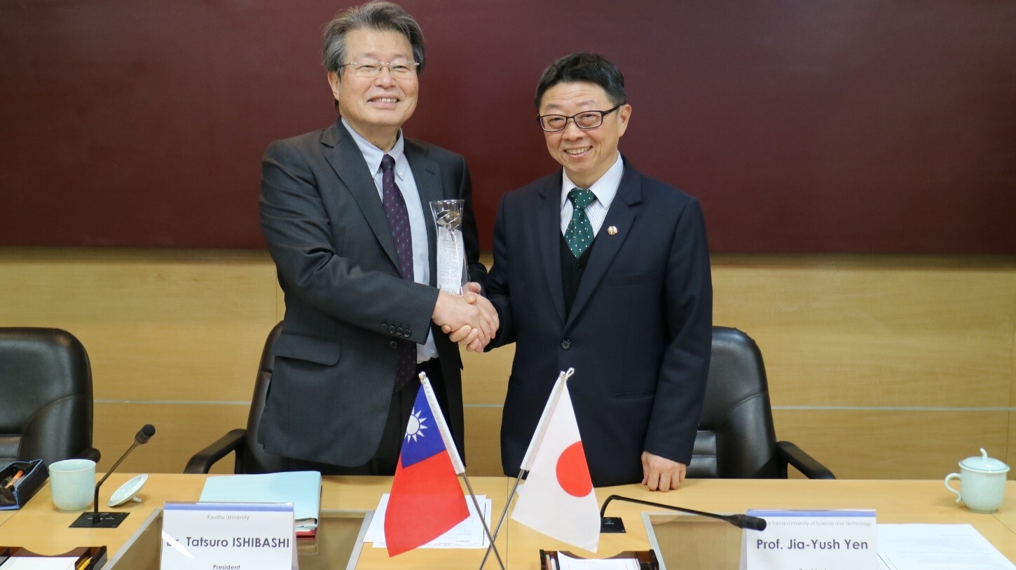 112年3月30日日本九州大學校長石橋達朗（左）率團回訪臺科大，臺科大校長顏家鈺（右）贈送本校設計系校友創業商品做為紀念禮品。