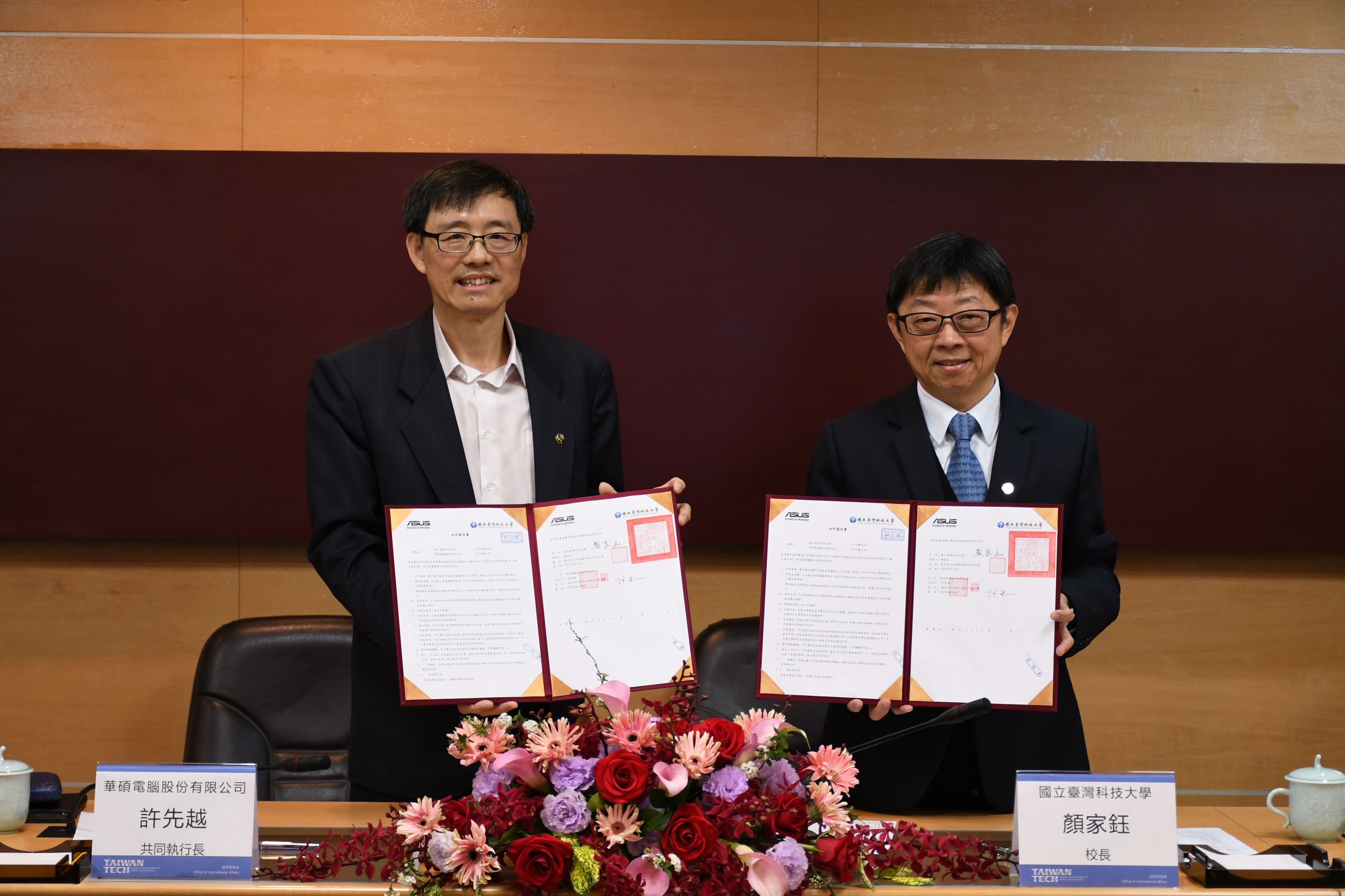 臺灣科技大學與ASUS華碩電腦宣布合設「華碩獎學金合作意向書」，21日由臺科大校長顏家鈺（右）與華碩電腦共同執行長許先越（左）代表簽約。