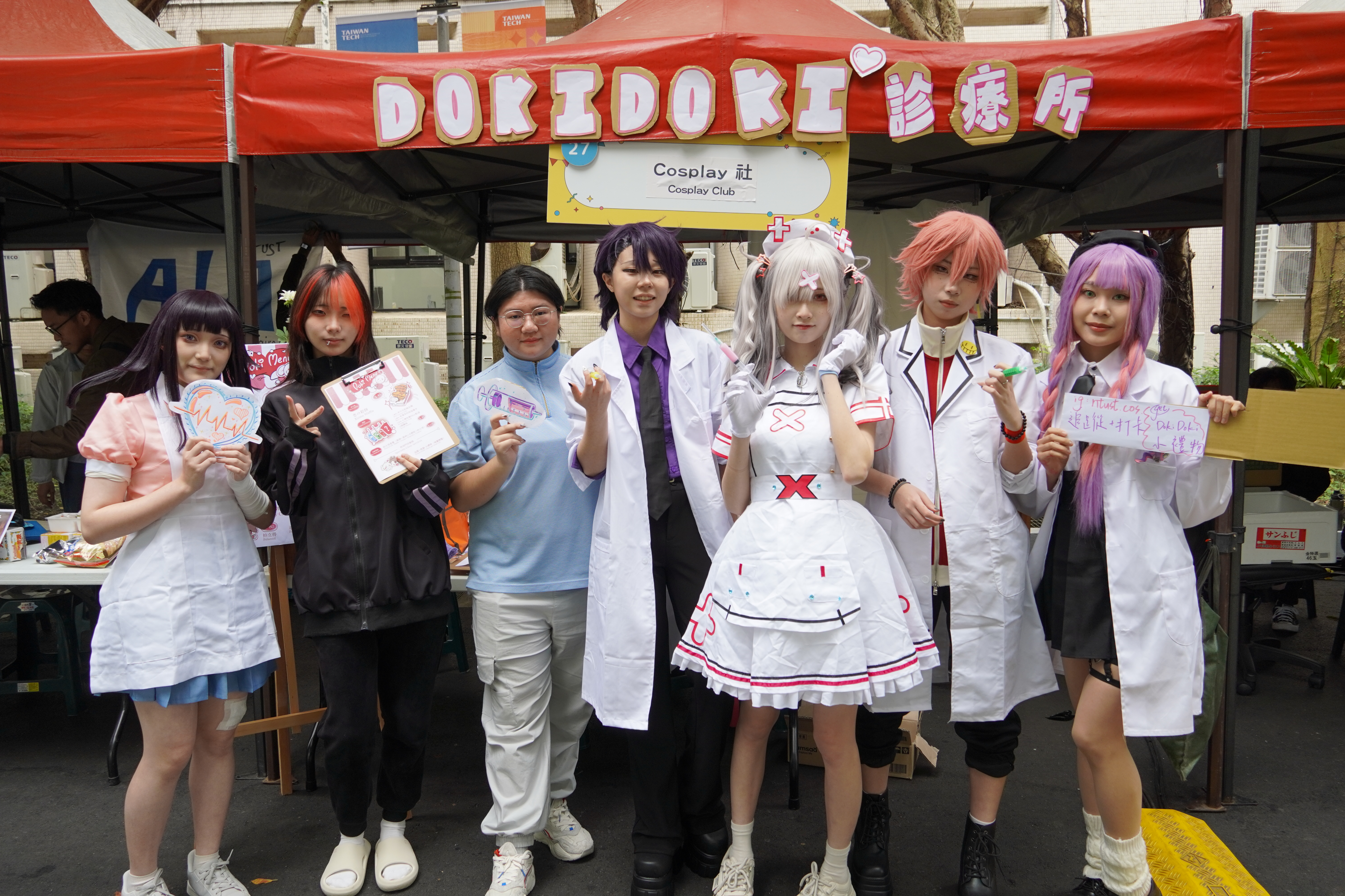 Cosplay社在園遊會開設「DOKIDOKI診療所」，以角色扮演展現次文化魅力，同時販售鬆餅與冷飲，療癒心靈與味蕾。