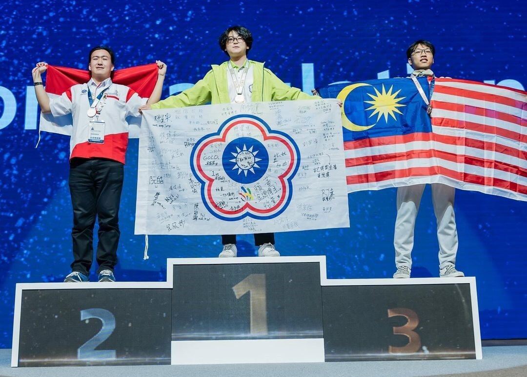 Wei-Cheng Lai (middle), a student from the Department of Computer Science and Information Engineering at Taiwan Tech, emerged victorious over strong opponents from Indonesia and Malaysia, winning the gold medal in the Business Software Design category at the WorldSkills Asia Competition.