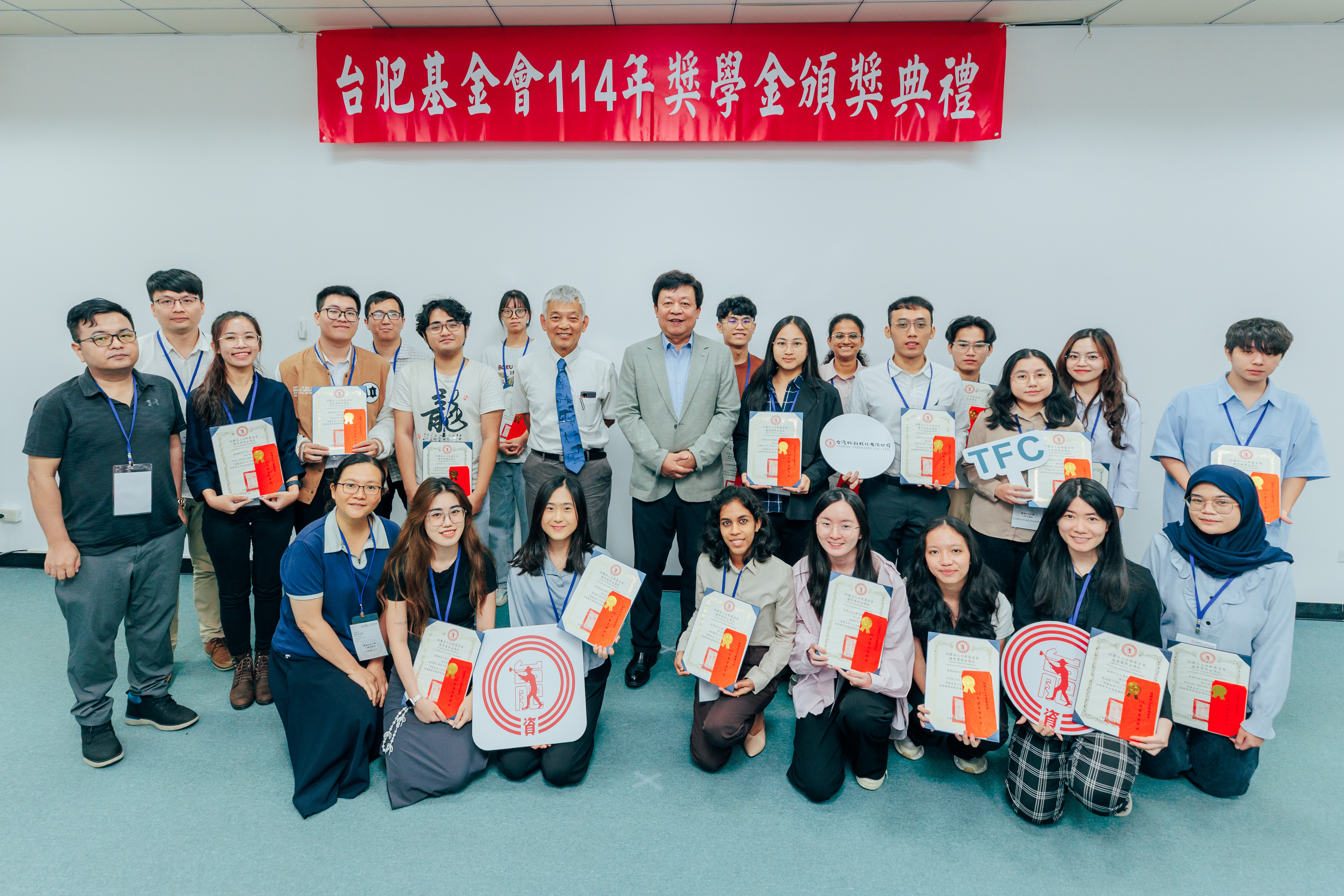 為培育具國際視野的永續科技人才，台灣肥料股份有限公司捐贈總額近新台幣200萬元的獎學金予國內數所大學，其中有高達60萬元專款支持臺科大，嘉惠20名就讀於化學工程系、材料科學與工程系及應用科技研究所的學生。照片提供／台灣肥料股份有限公司