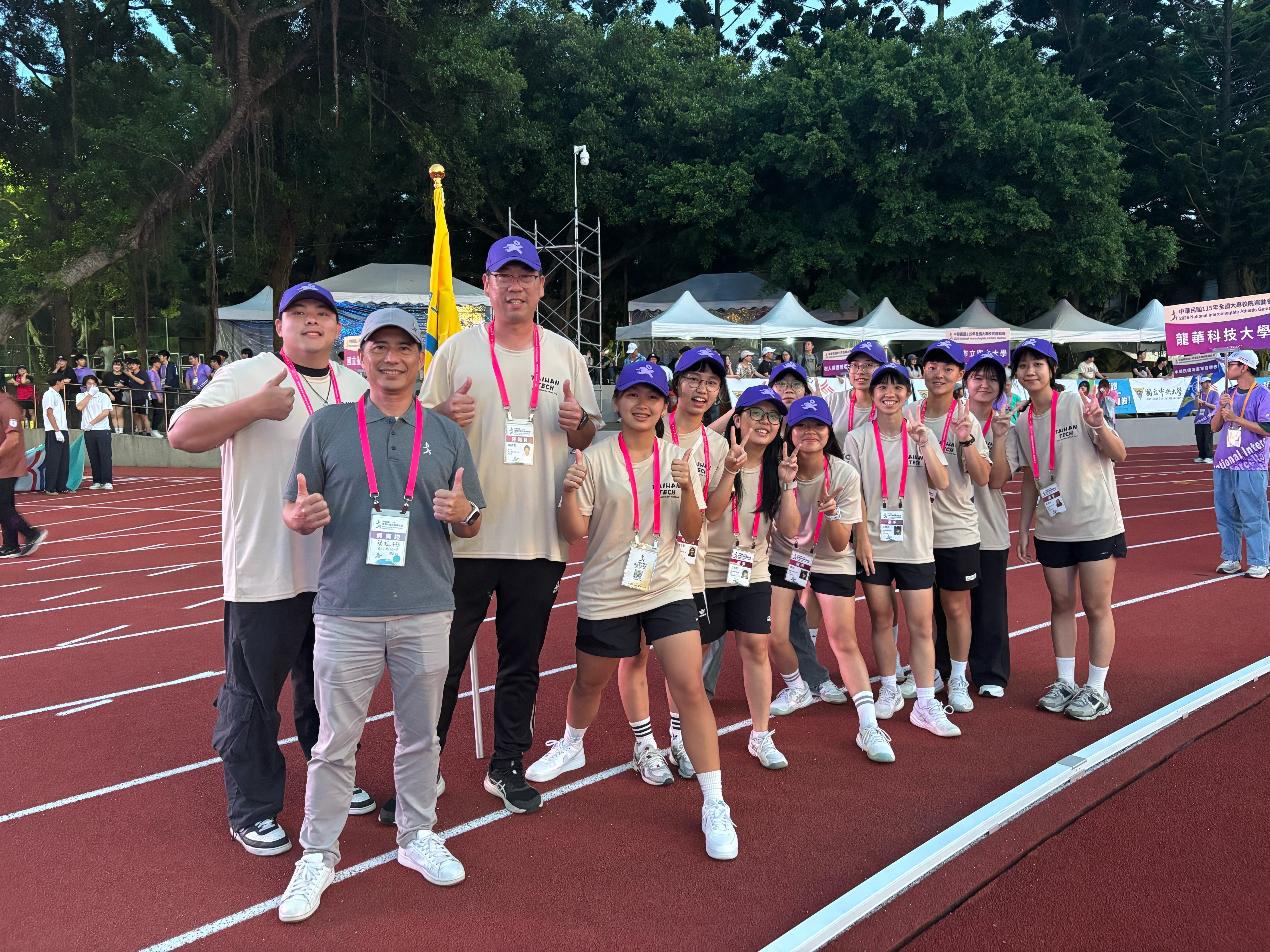 臺科大體育室主任簡桂彬(前排左1)帶領學生參加115年全大運開幕典禮