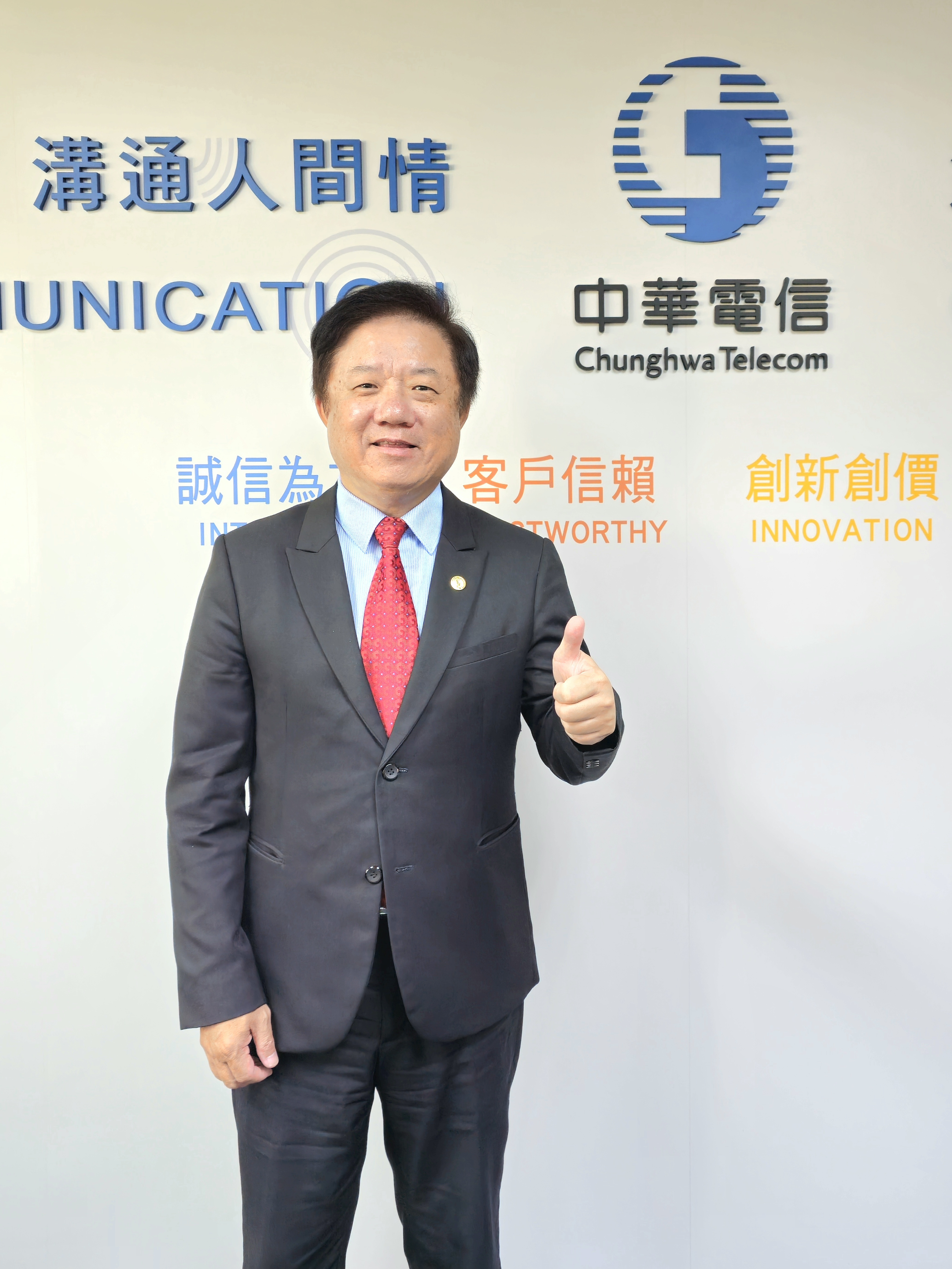 臺科大校友服務組專訪114年傑出校友-中華電信董事長簡志誠（民國83年電子工程系博士班畢）。