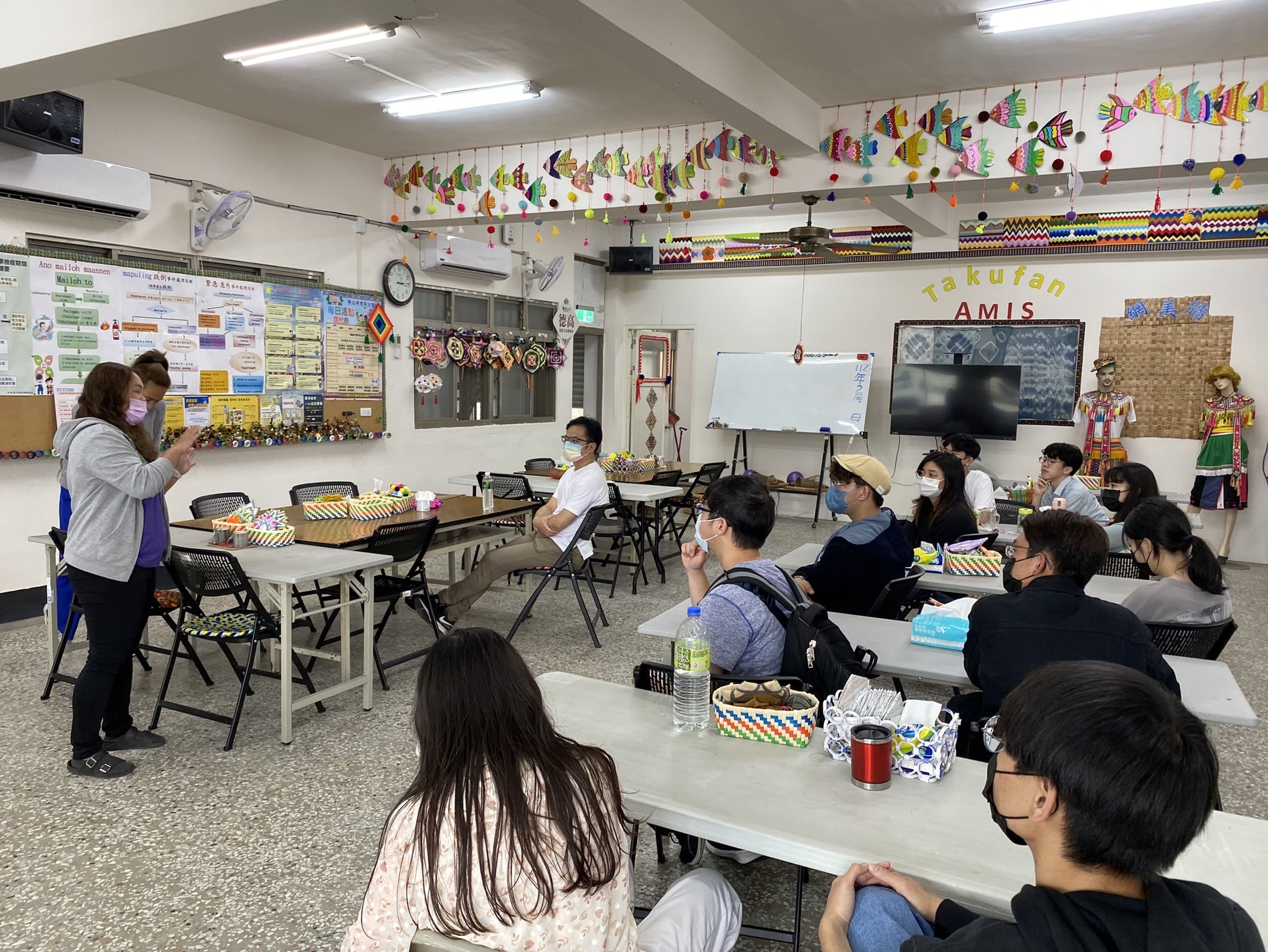 寒假期間關山德高部落文健站社工師向參訪修課同學說明空間改造需求。