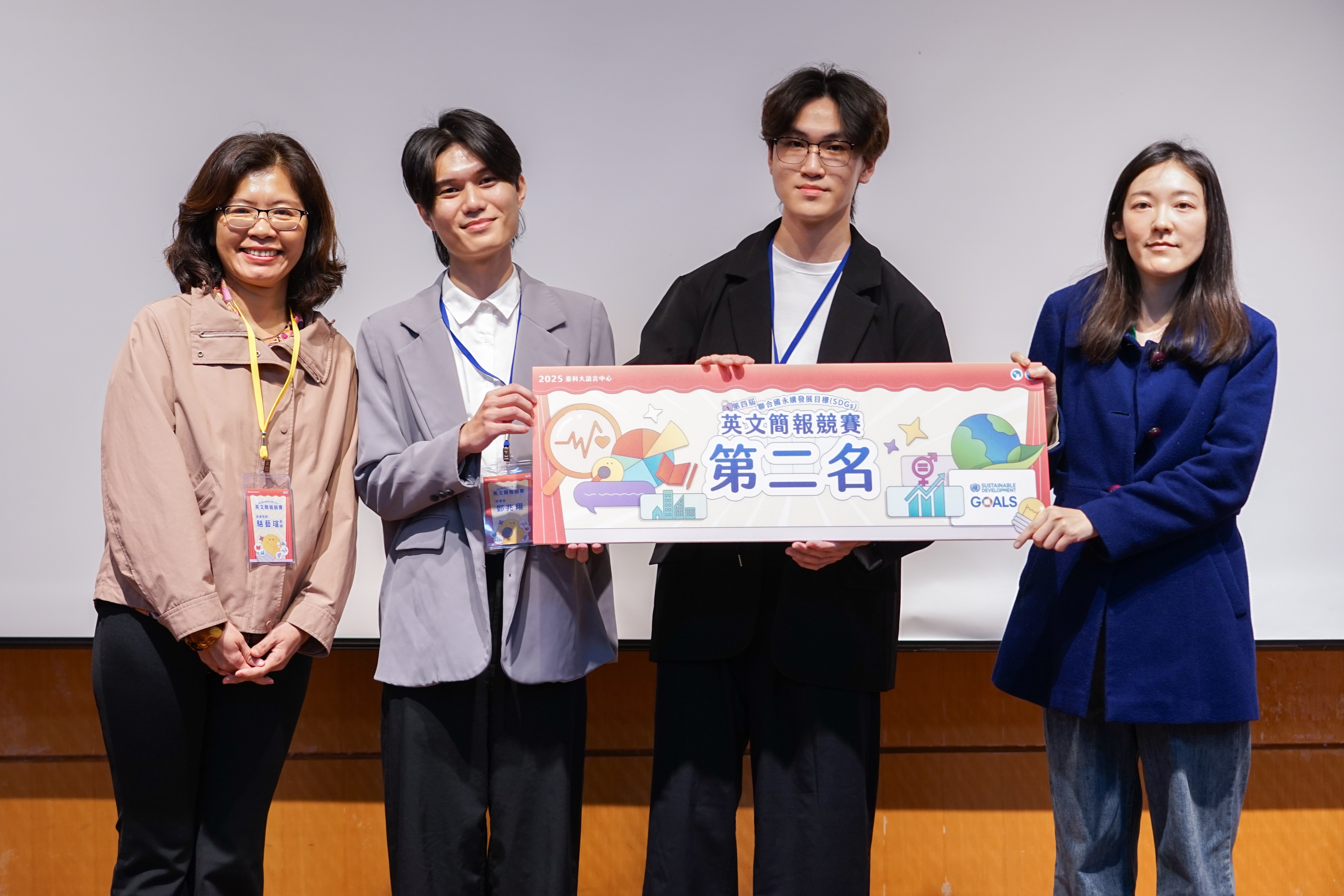 第二名團隊就學生心理健康議題進行系統性探討。