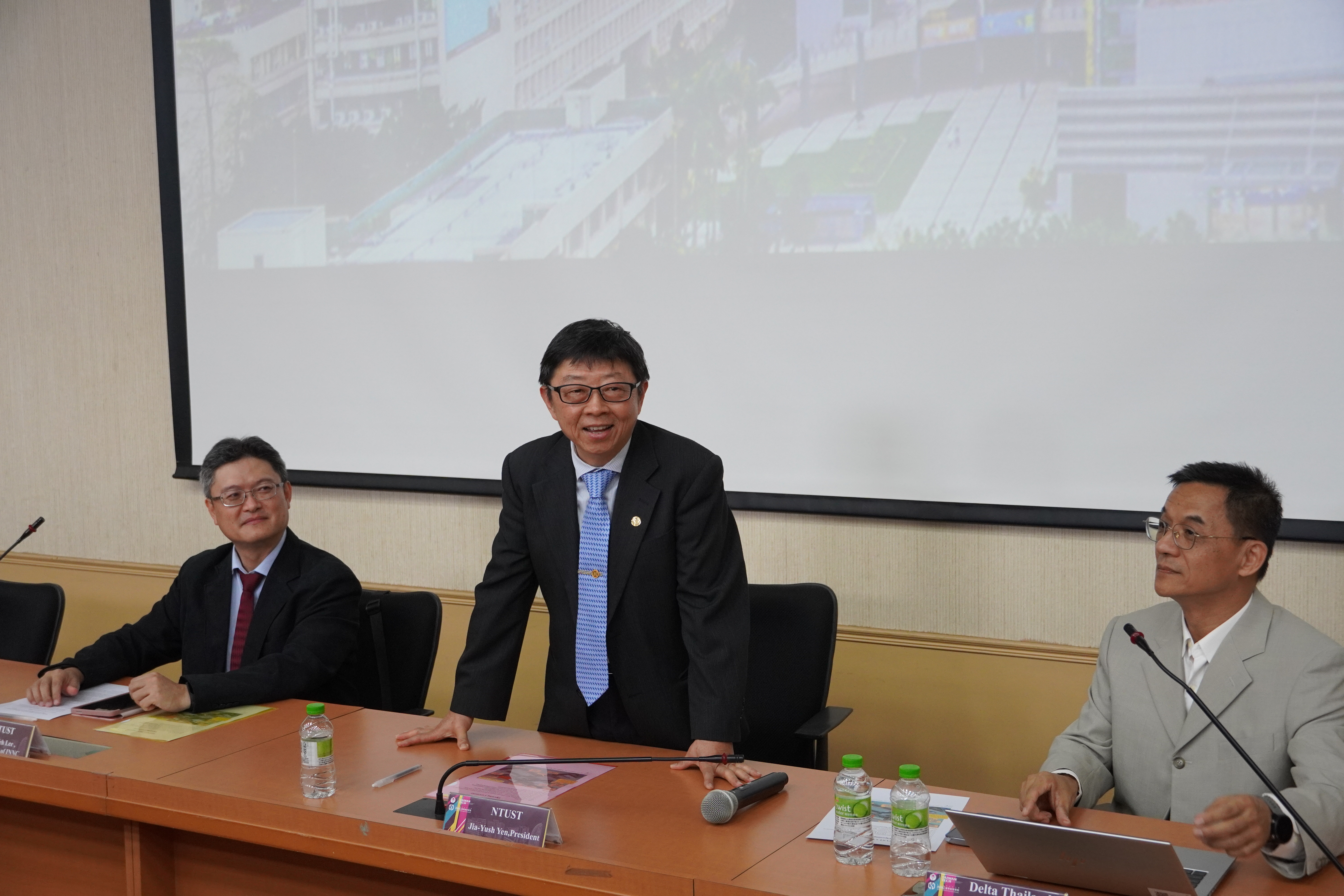 臺科大校長顏家鈺在泰國新生開學典禮中勉勵學生秉持「精誠深耕、創新啟程」的精神，把握能源科技、人工智慧與永續發展所帶動的產業浪潮，不斷累積專業與實力。左起：臺科大產創學院副院長李豪業、臺科大校長顏家鈺、泰達技術長陳秋麟。