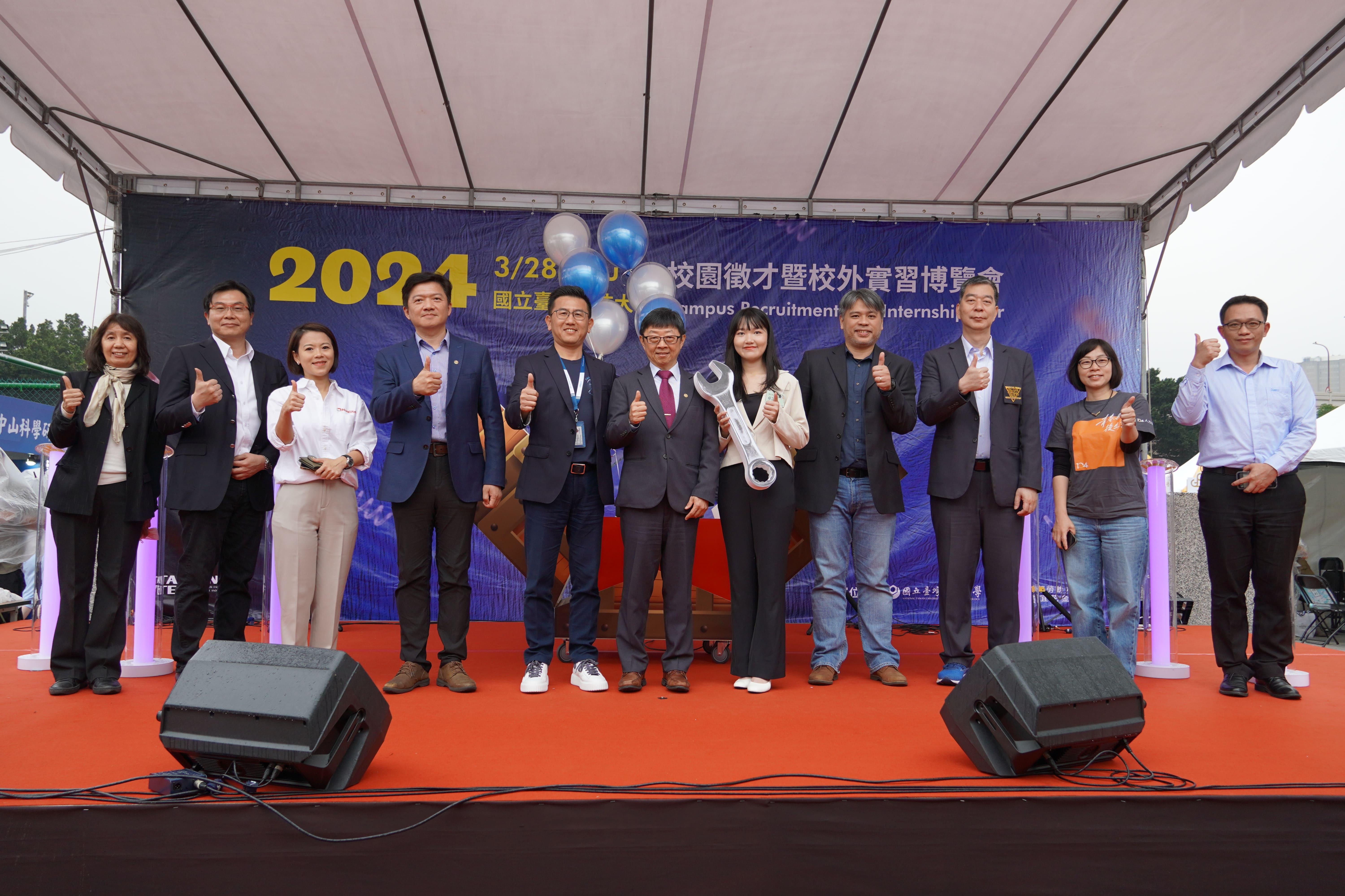 The group photo of the opening ceremony of the jobfair at Taiwan Tech.