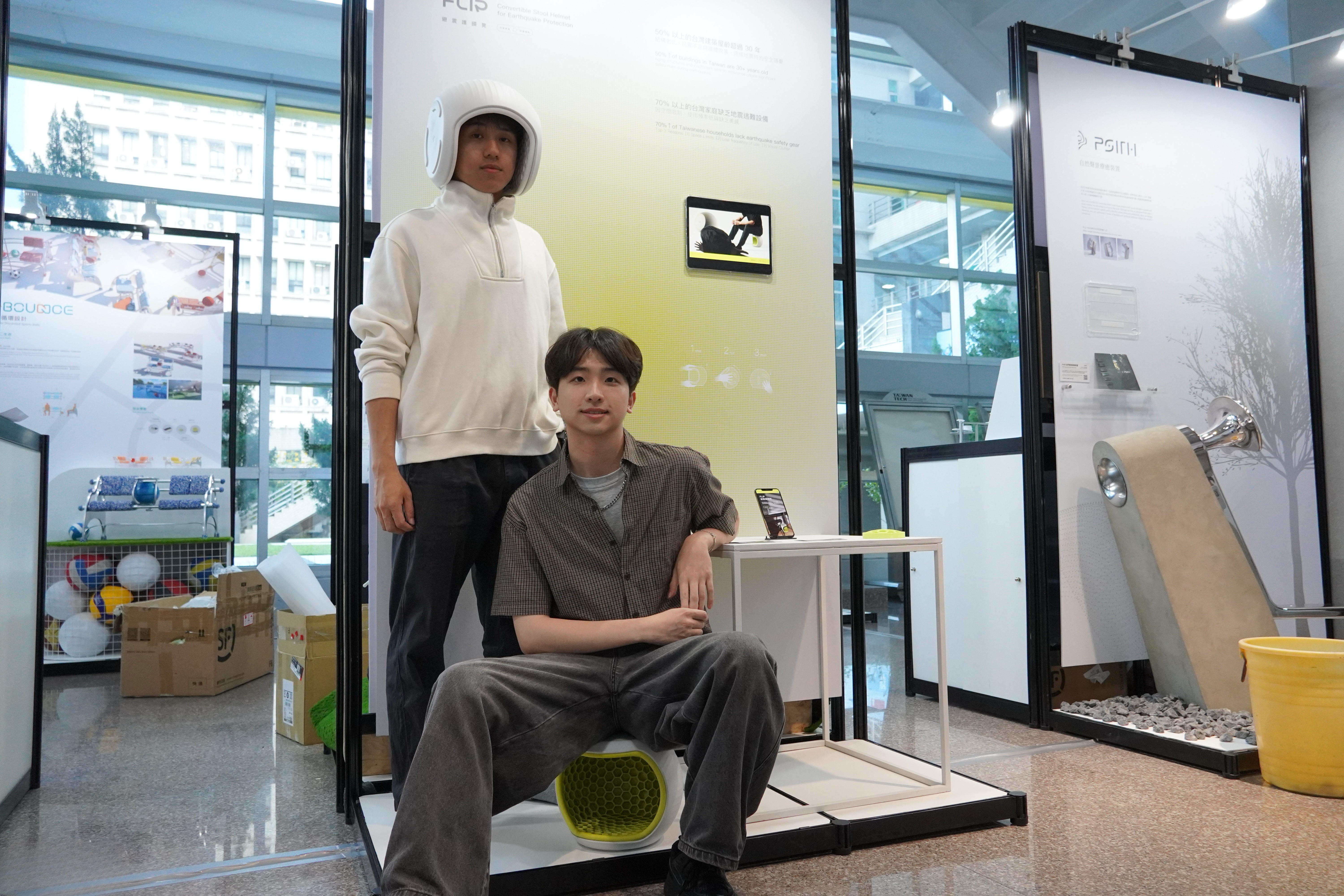 林勤皓(右)、袁旭東(左)開發《FLIP 避震護頭凳》，期待透過這項設計，讓更多人意識到防災裝備的重要性。