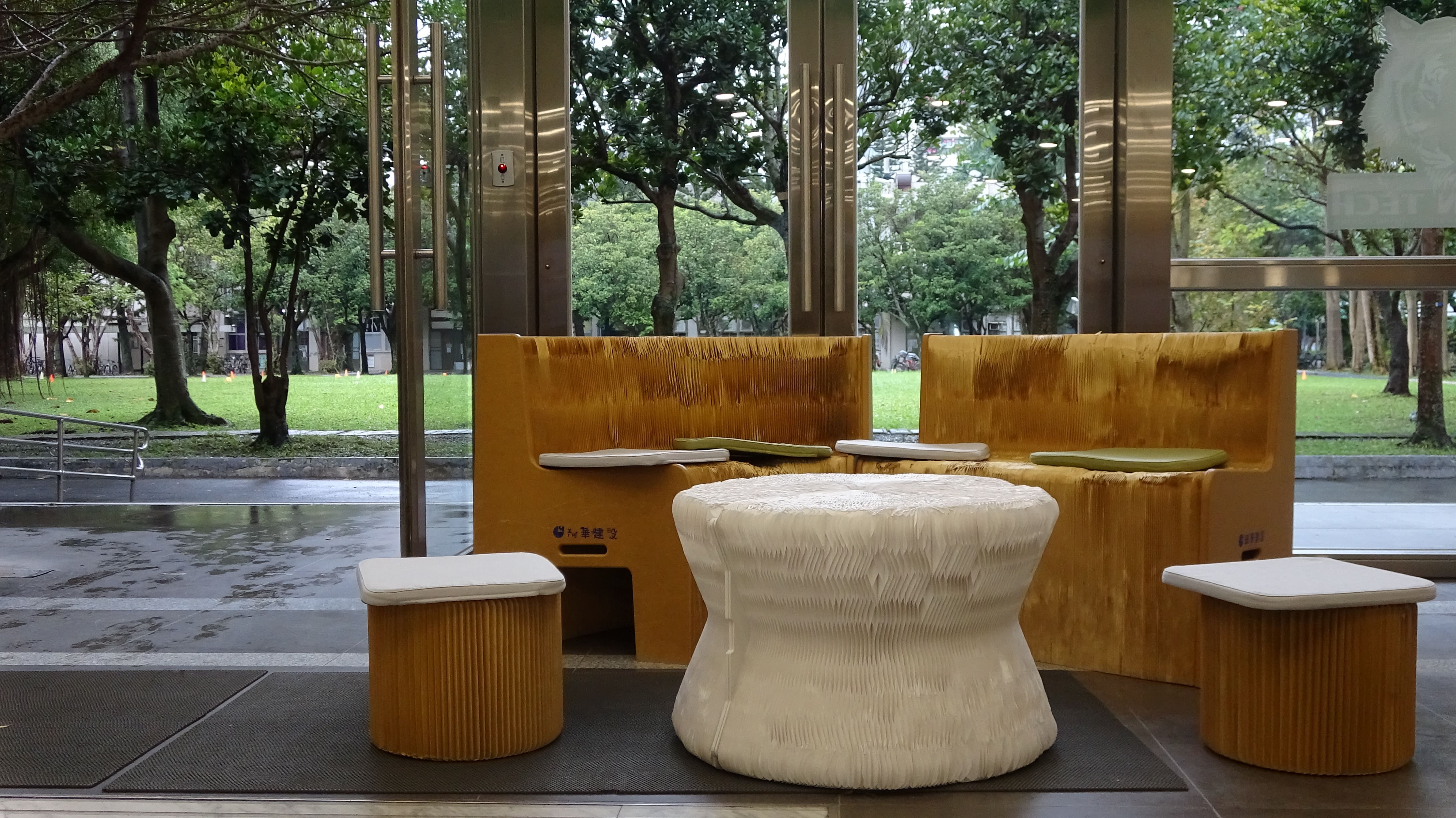 綺華建設捐贈臺科大管理大樓蜂巢紙桌椅
