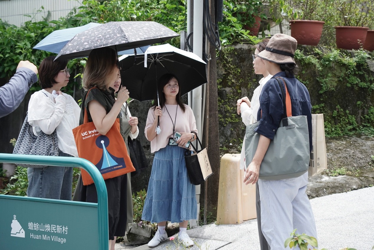 由臺北市文化基金會蟾蜍山煥民新村團隊為臺科大通識教育中心同仁導覽山城空間與規劃。(照片由文基會提供)