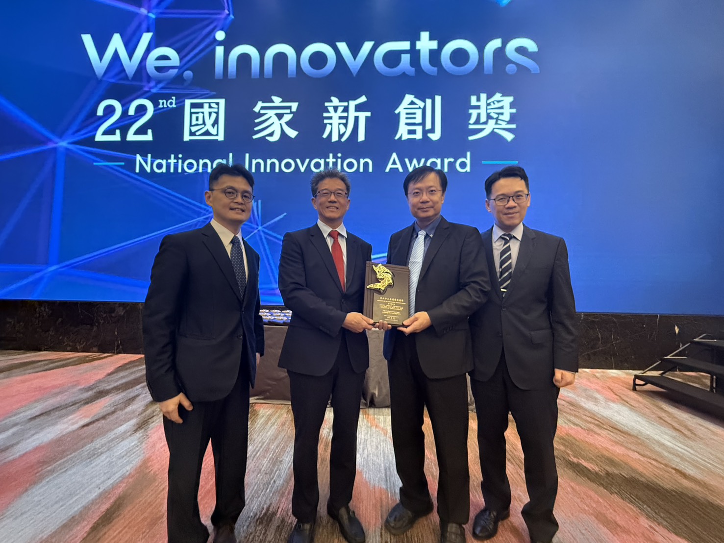 臺科大電機系特聘教授郭景明團隊與三軍總醫院婦產部王毓淇醫師團隊合作，開發「人工智能婦科手術：自動標記臨床決策輔助系統」，榮獲第22屆國家新創獎「學研新創獎」，團隊目前已將技術移轉予利像科技公司進行商品化與臨床應用推廣。左起：臺科大醫工所教授白孟宜、利像科技董事長張文正、臺科大電機系特聘教授郭景明、三軍總醫院婦產部醫師王毓淇。