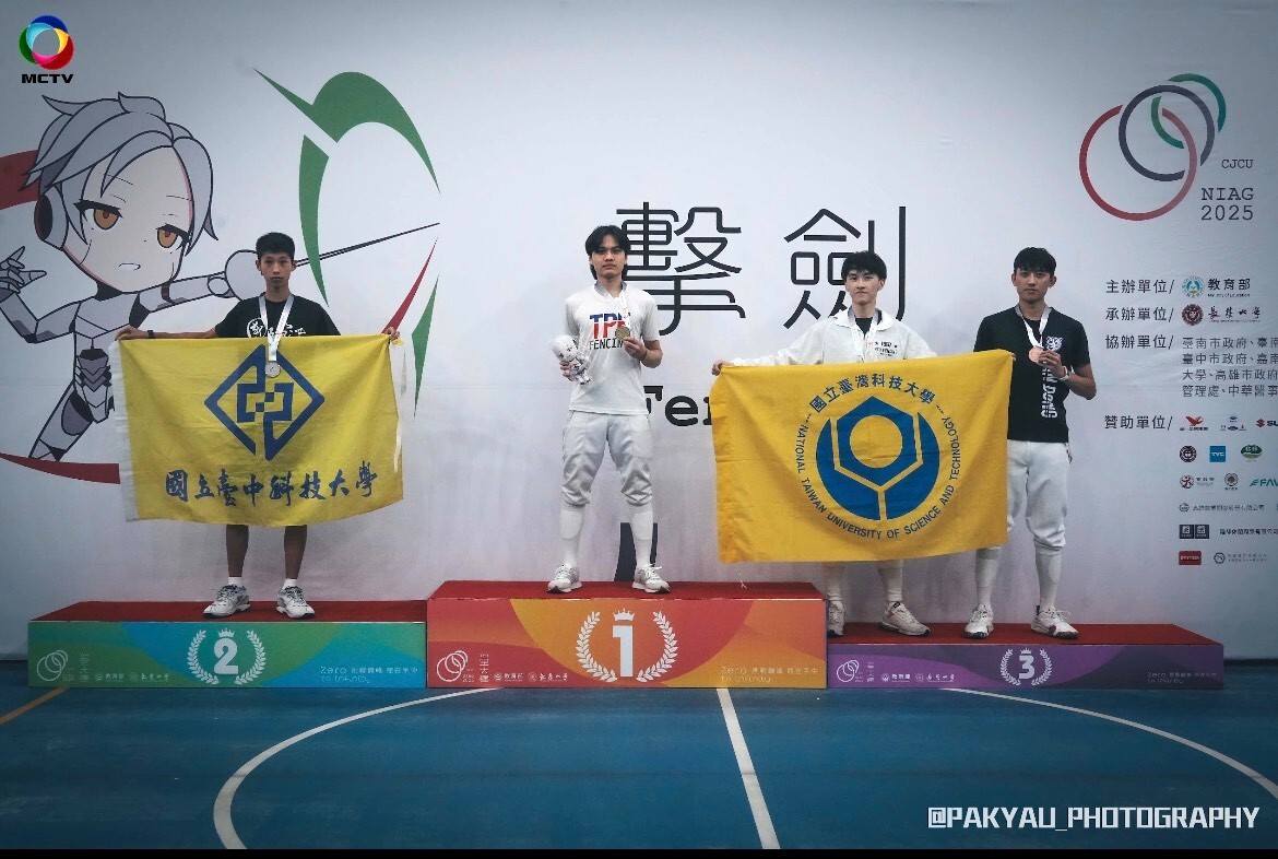 114年全大運擊劍項目中，臺科大呂重毅(右2)榮獲銳劍個人賽銅牌。照片提供／銘傳大學轉播團隊