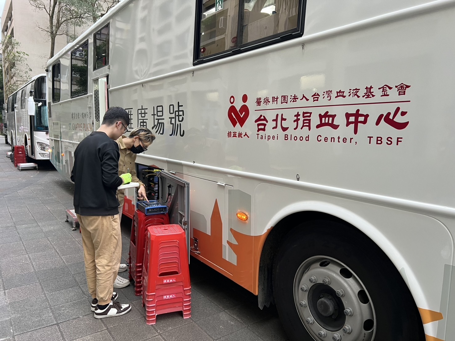 根據臺科大研究團隊的數據分析,電動捐血車相較於傳統柴油發電捐血車,可減少約44.7%的碳排放量。