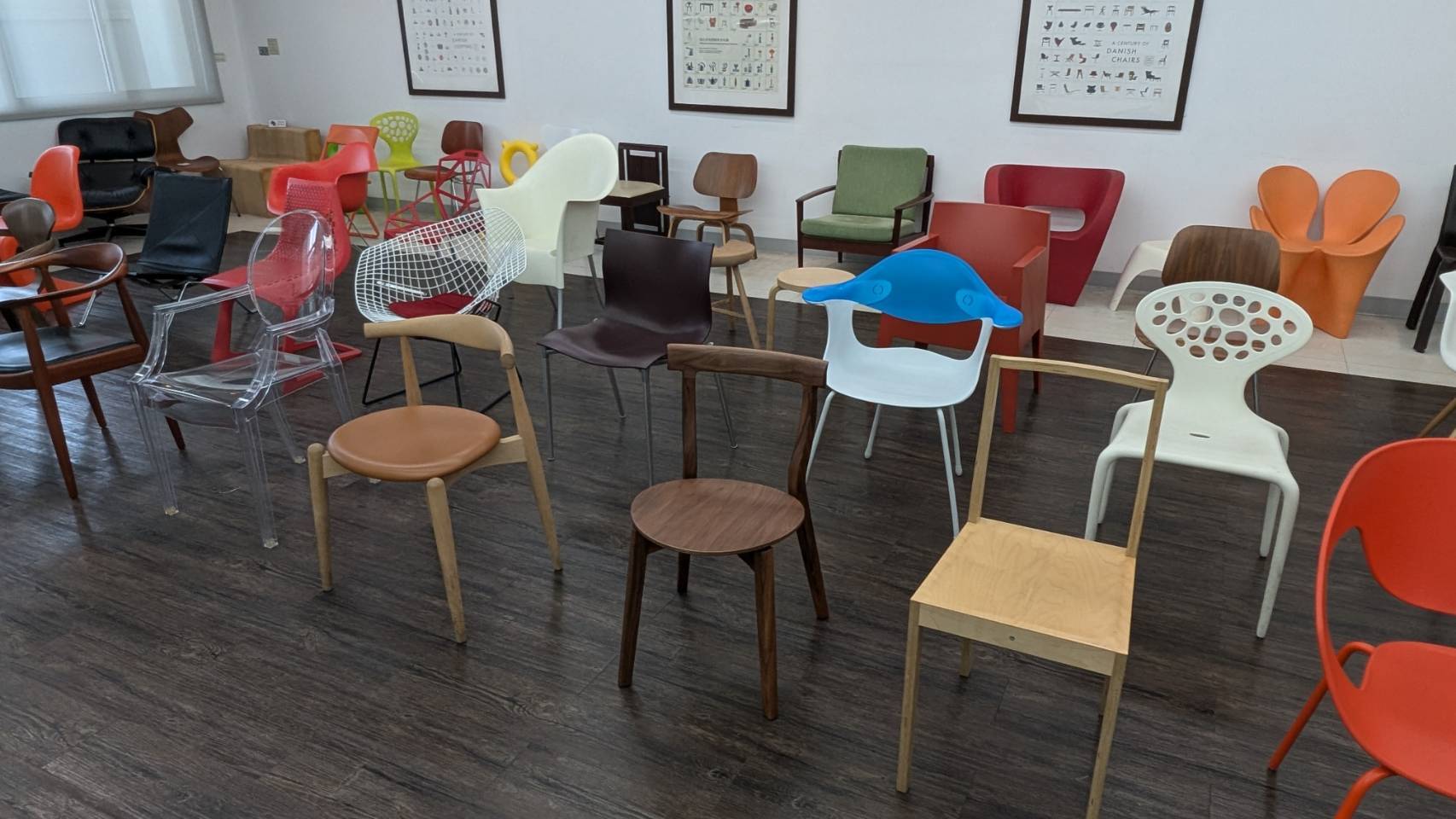 臺科大設計系經典教室共陳列55張經典設計椅，讓學生可以親身試坐，實際感受每張椅子的觸感及設計巧思。
