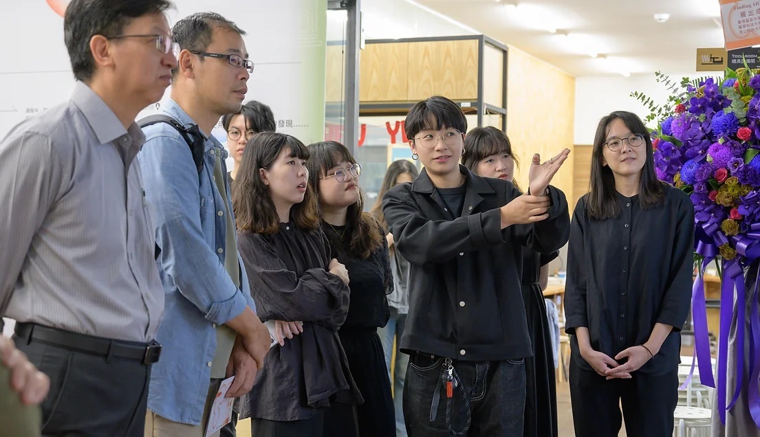 臺科大設計系同學向來賓介紹展覽內容。