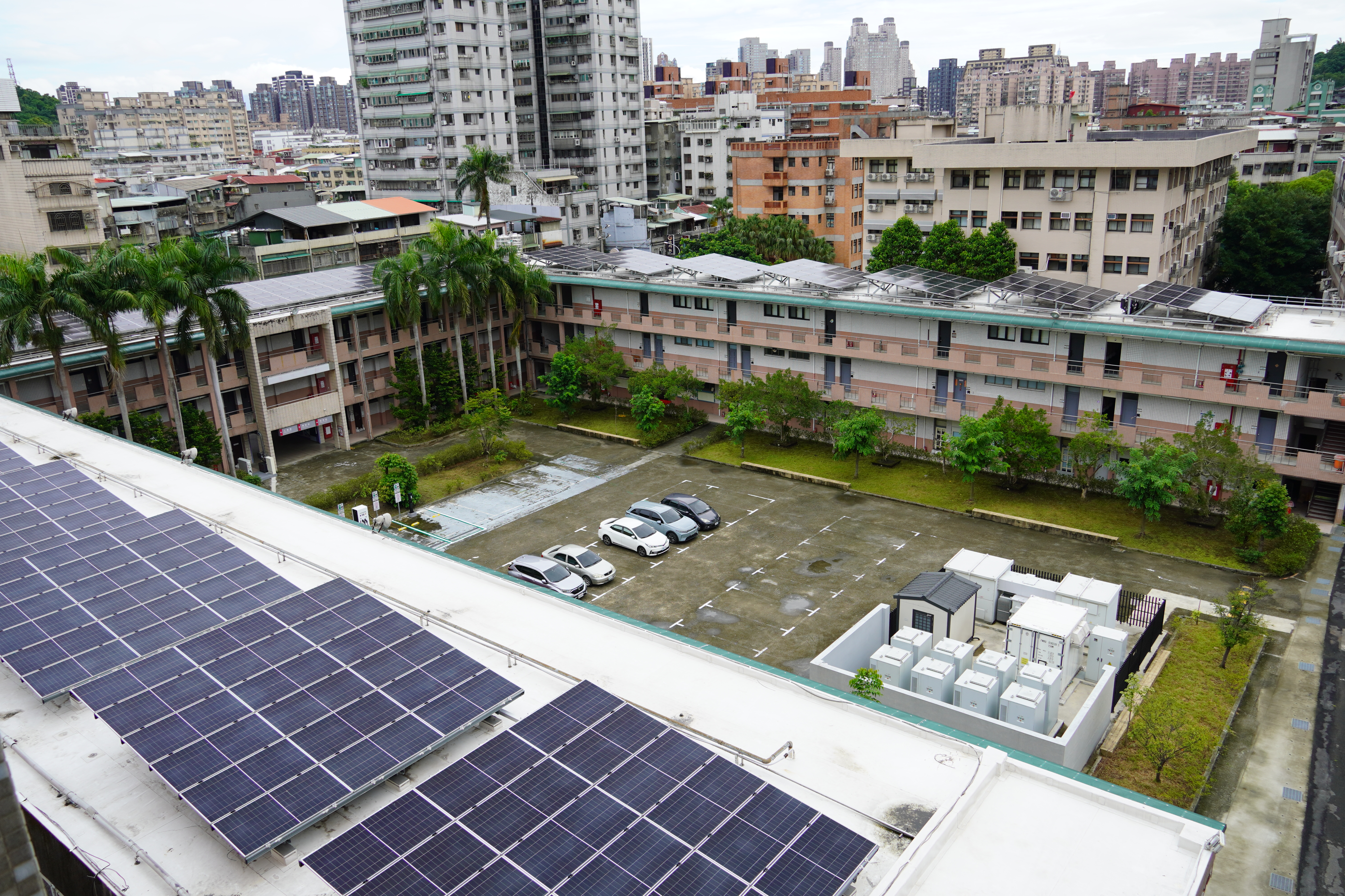 1.臺科大與台電公司合作,於今(115)年初在華夏校區完成微電網系統建置,成為全臺首座都市型校園微電網。圖為華夏校區教學大樓屋頂的太陽光電板,所產出的電力優先供應校園使用,達成100%綠電自發自用。