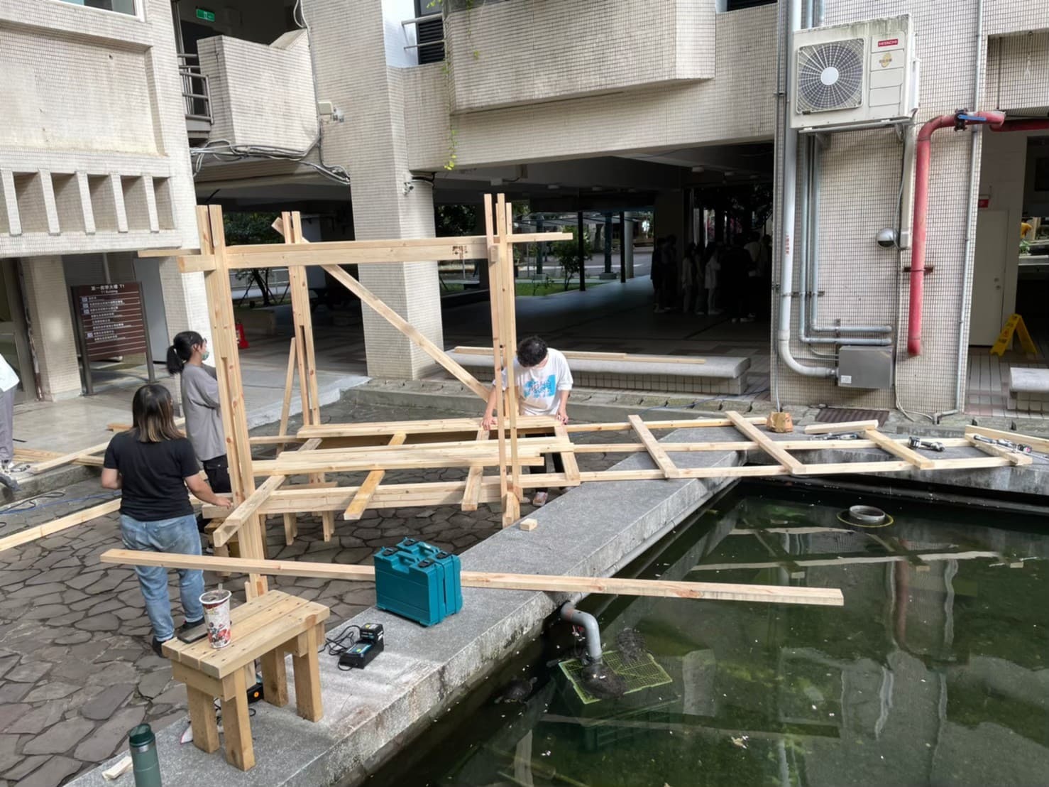「校園環境改造實務」課程於烏龜池場域進行實作之剪影。