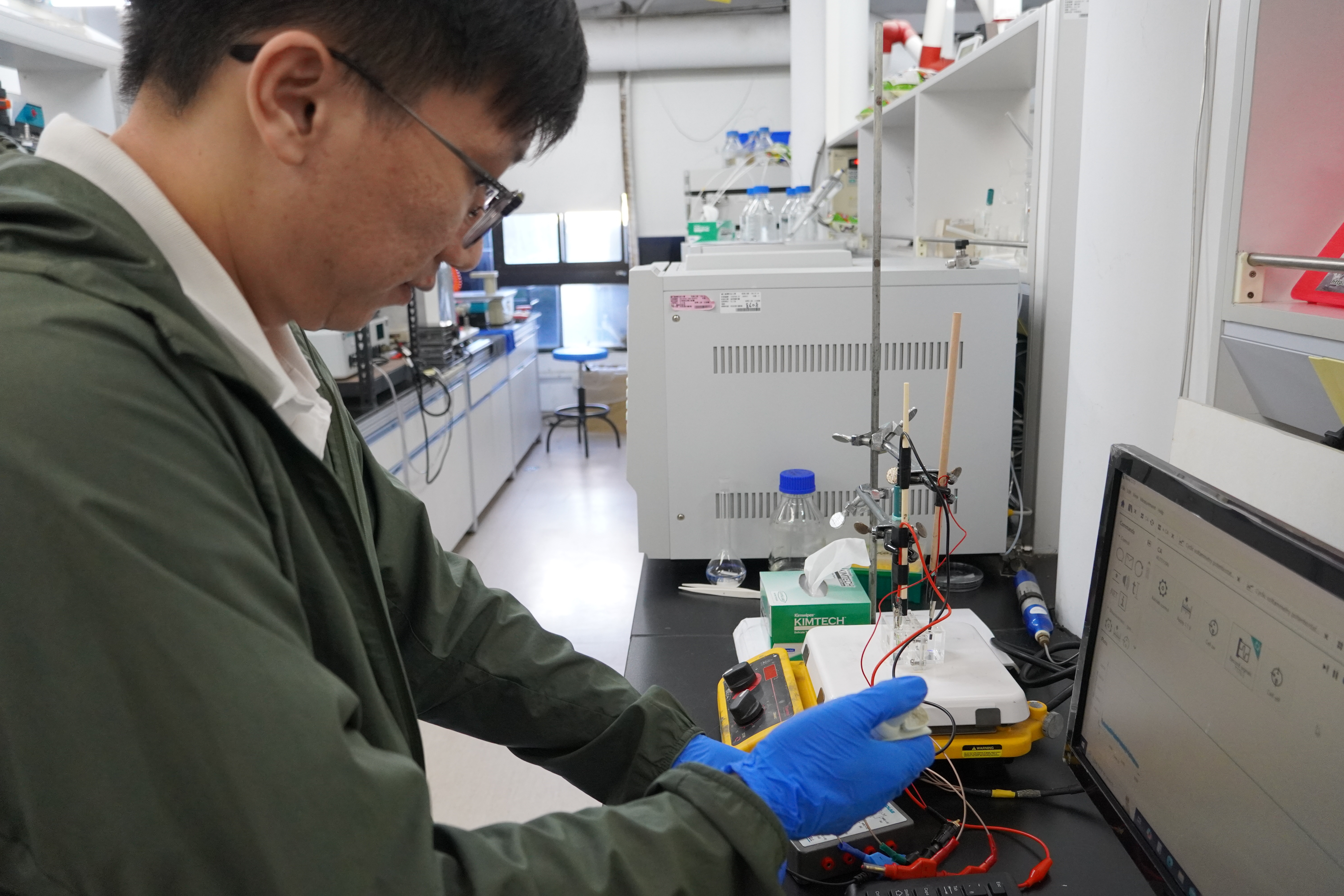 團隊成員-博士後研究員 Giang-Son Tran進行甘油氧化反應的電化學實驗操作。