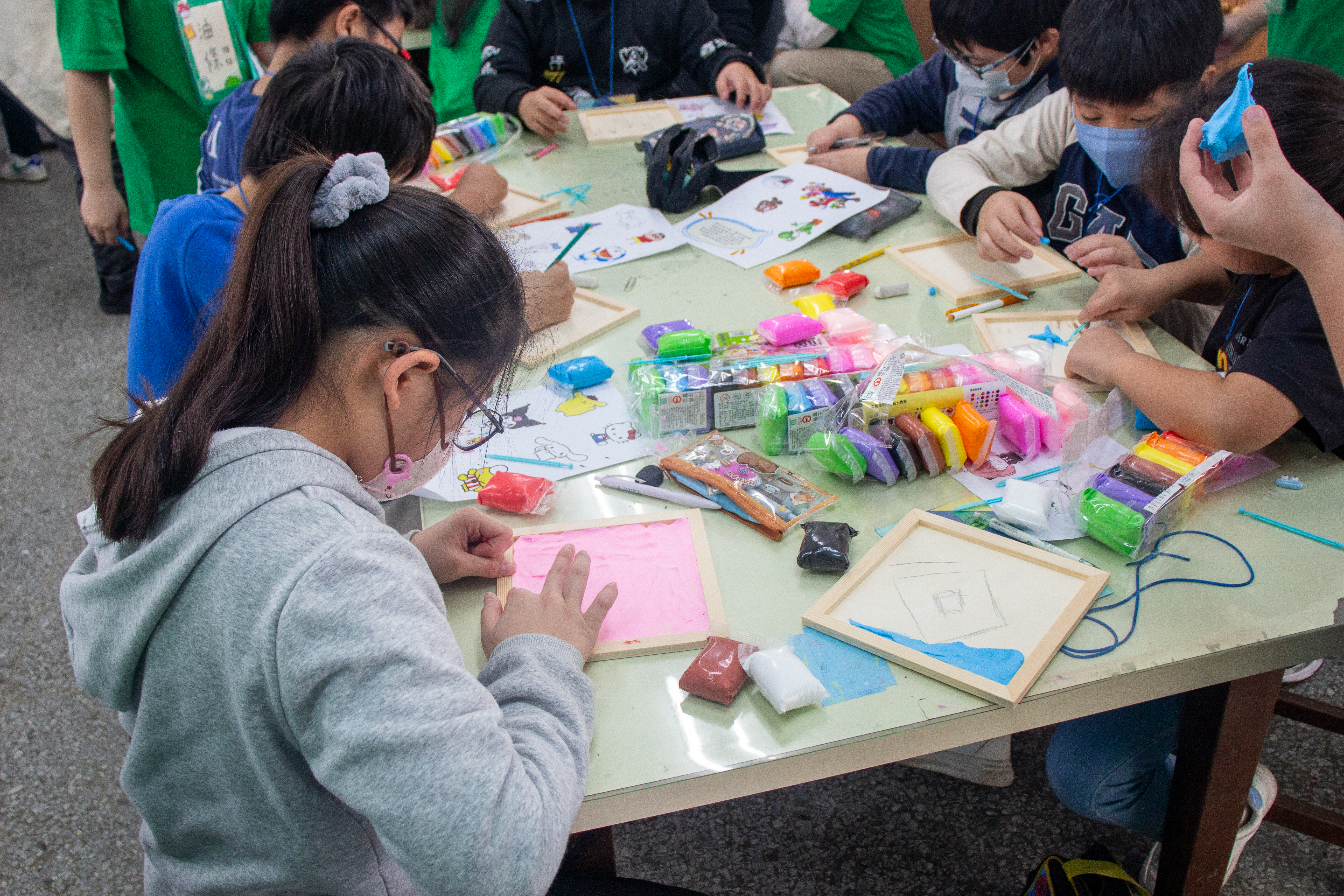 社會服務團在寒暑假期間深入教育優先區國小舉辦「兒童育樂營隊」，在課程中融入用電知識，讓用電安全的理念在家庭扎根。